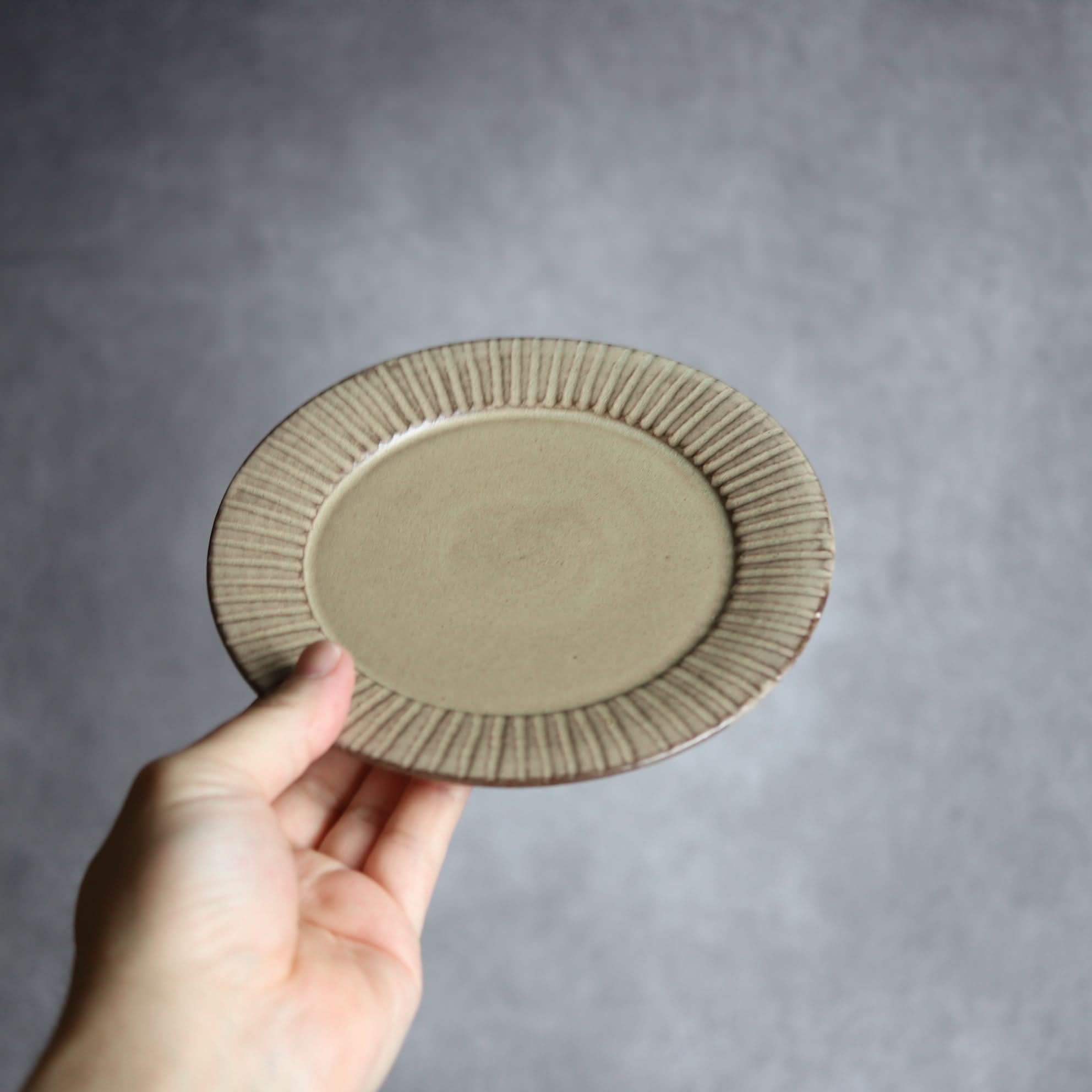 リム5寸プレート1 サンドベージュ 縞 やちむん 陶器 cerca やちむん 陶器.