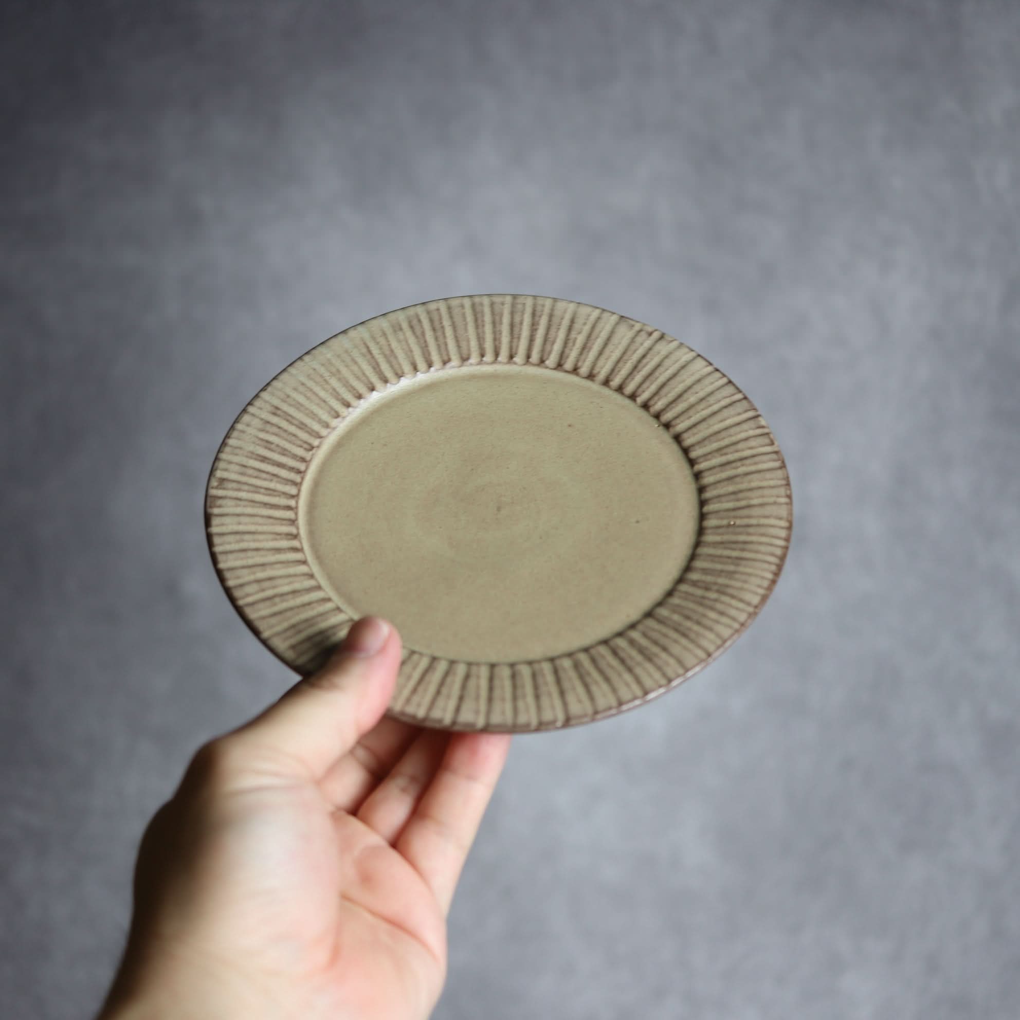 リム5寸プレート1 サンドベージュ 縞 やちむん 陶器 cerca やちむん 陶器.