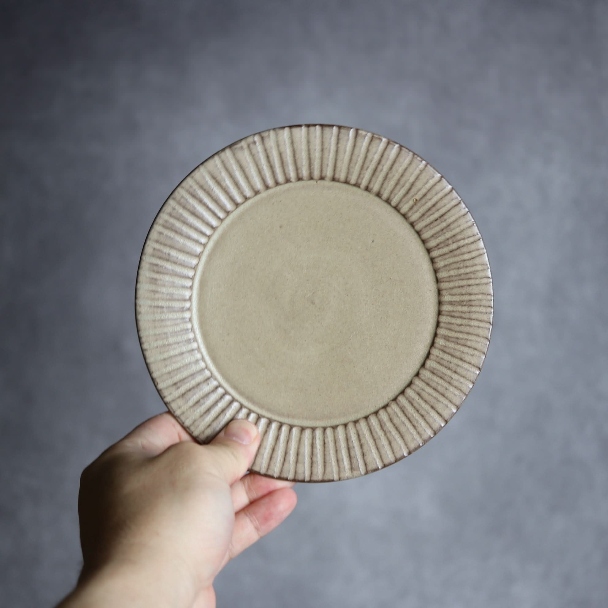 リム5寸プレート1 サンドベージュ 縞 やちむん 陶器 cerca やちむん 陶器.