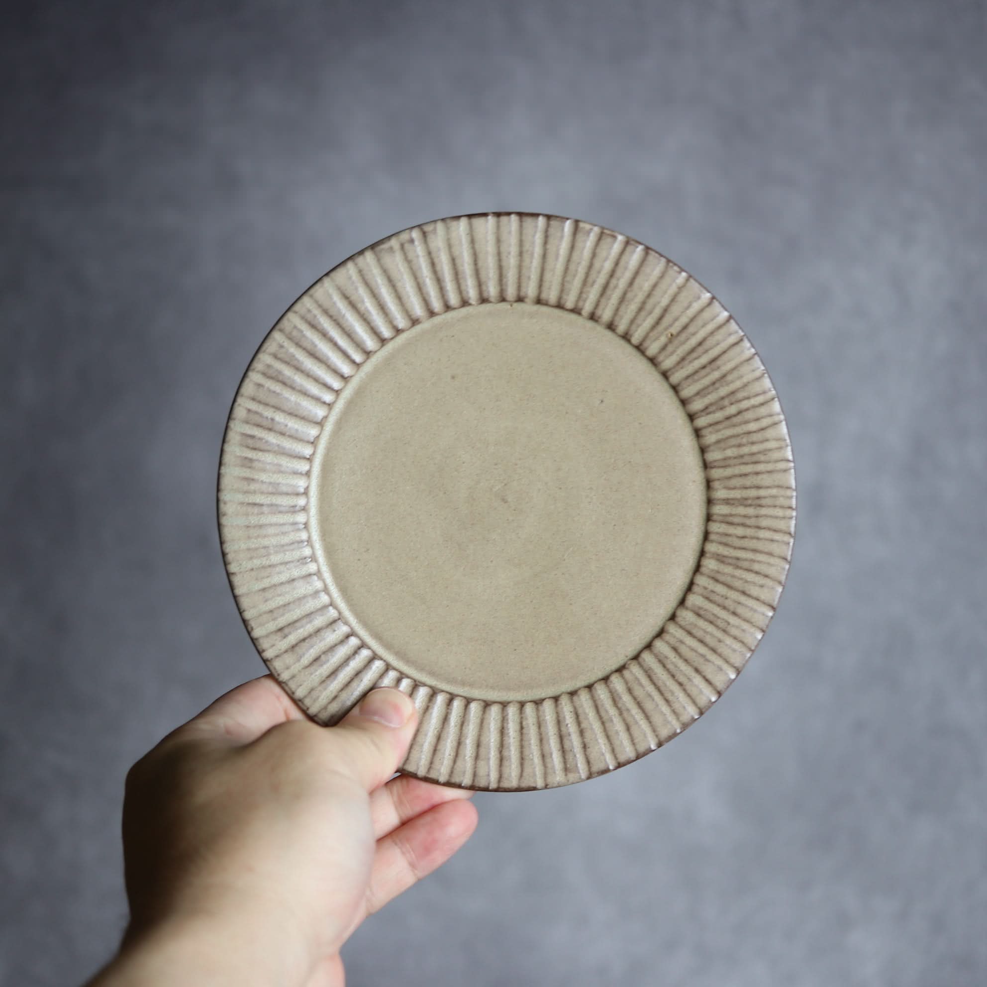 リム5寸プレート1 サンドベージュ 縞 やちむん 陶器 cerca やちむん 陶器.