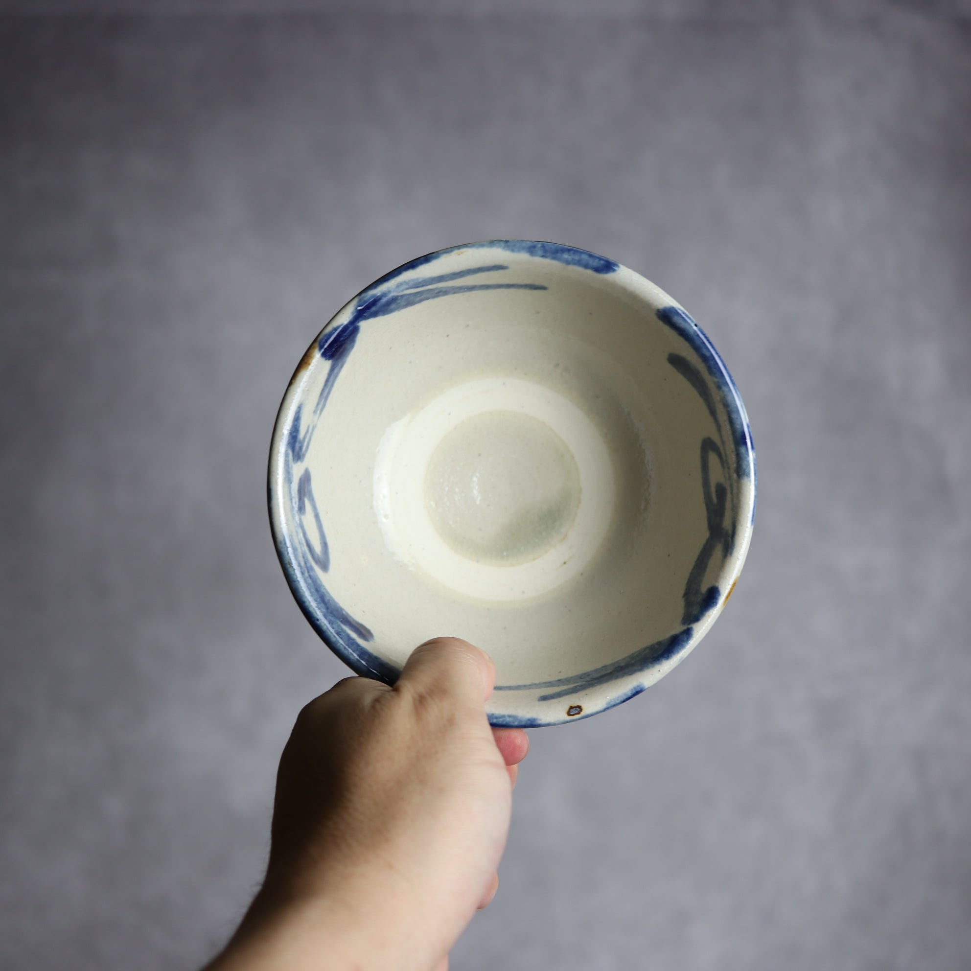 茂生窯 - 4.5寸マカイ2 飴 呉須釉 菊唐草 やちむん 陶器 茂生窯 - mundasui