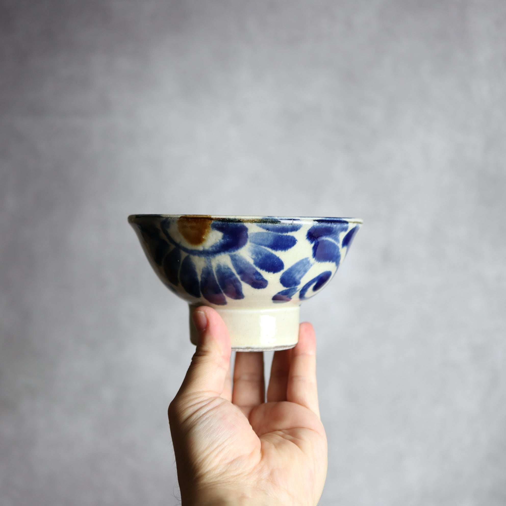 茂生窯 - 4.5寸マカイ2 飴 呉須釉 菊唐草 やちむん 陶器 茂生窯 - mundasui