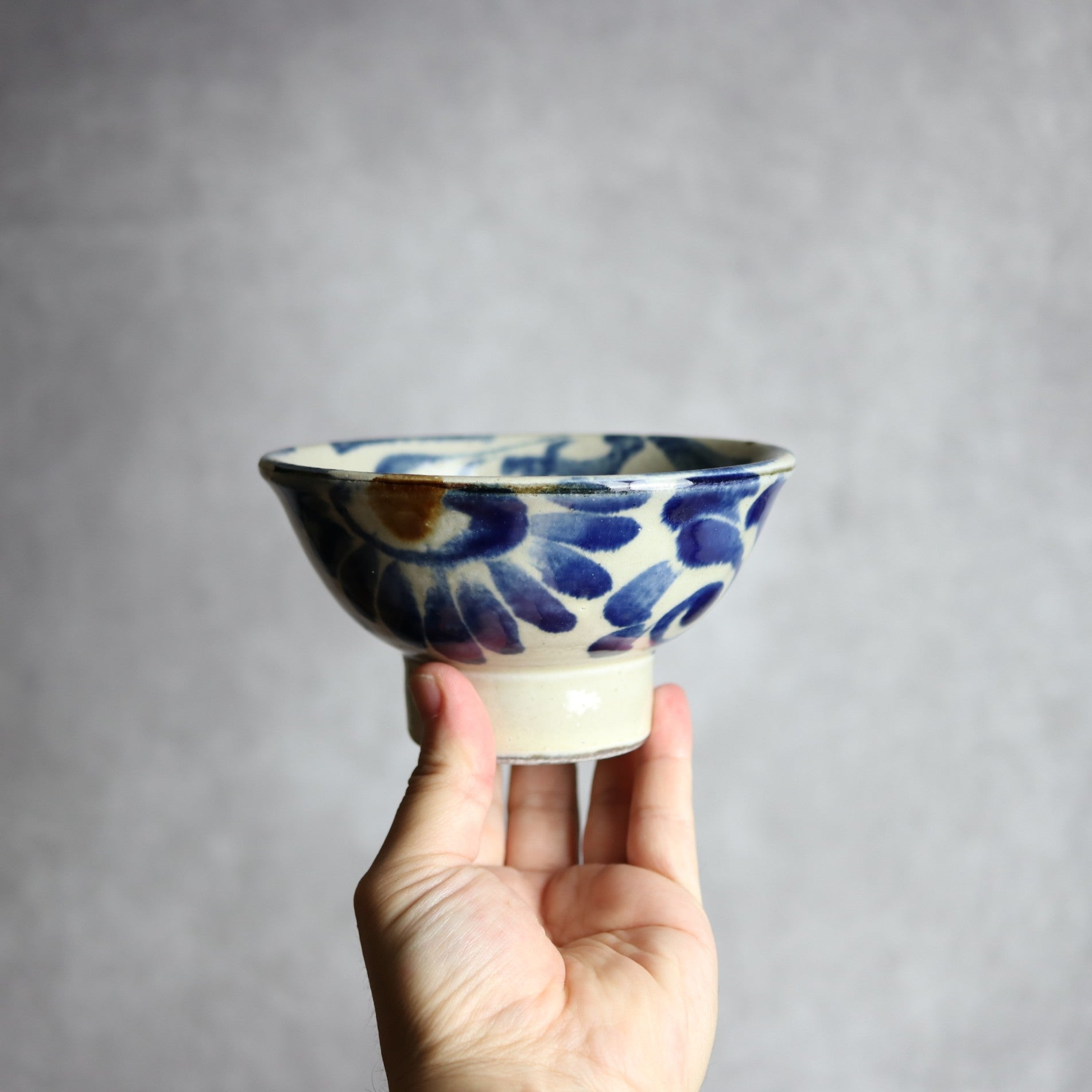 茂生窯 - 4.5寸マカイ2 飴 呉須釉 菊唐草 やちむん 陶器 茂生窯 - mundasui