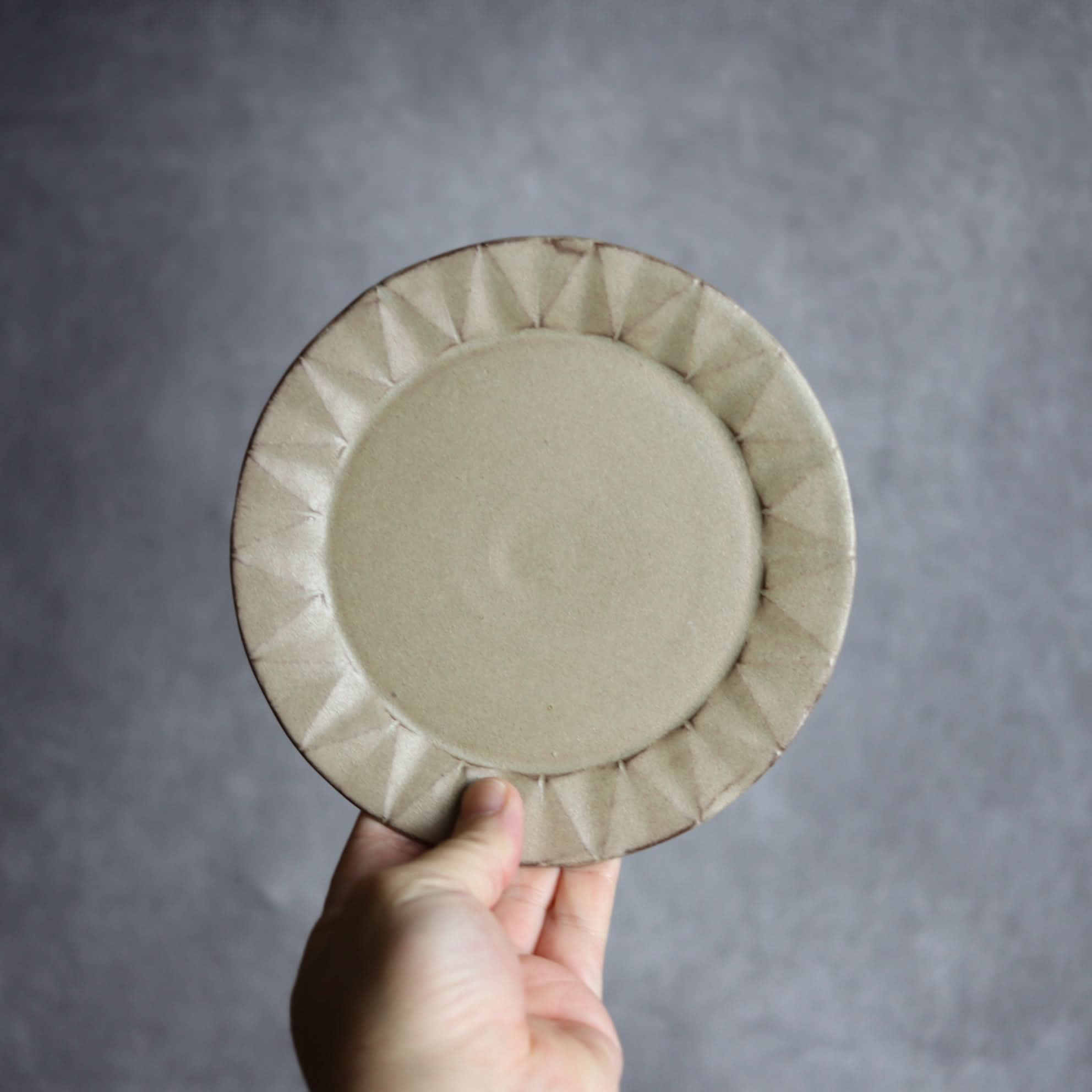 リム5寸プレート1 サンドベージュ 菱形紋 やちむん 陶器 cerca やちむん 陶器.