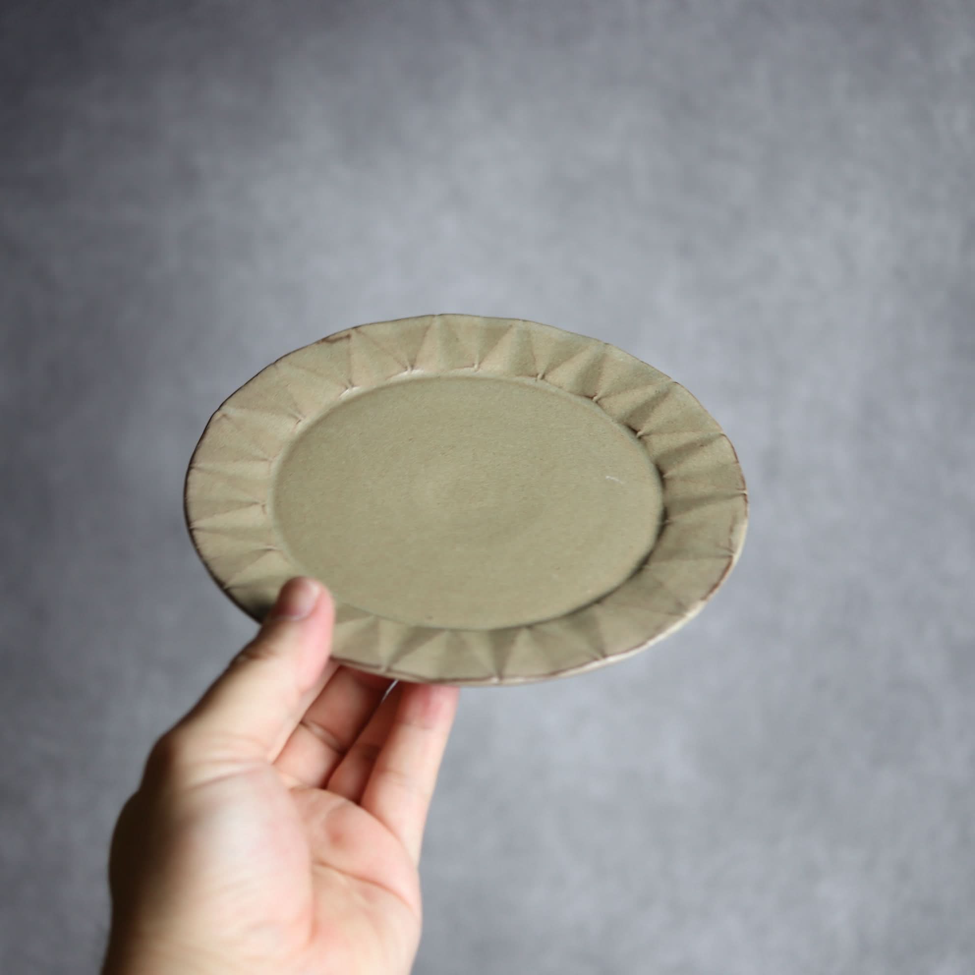 リム5寸プレート1 サンドベージュ 菱形紋 やちむん 陶器 cerca やちむん 陶器.