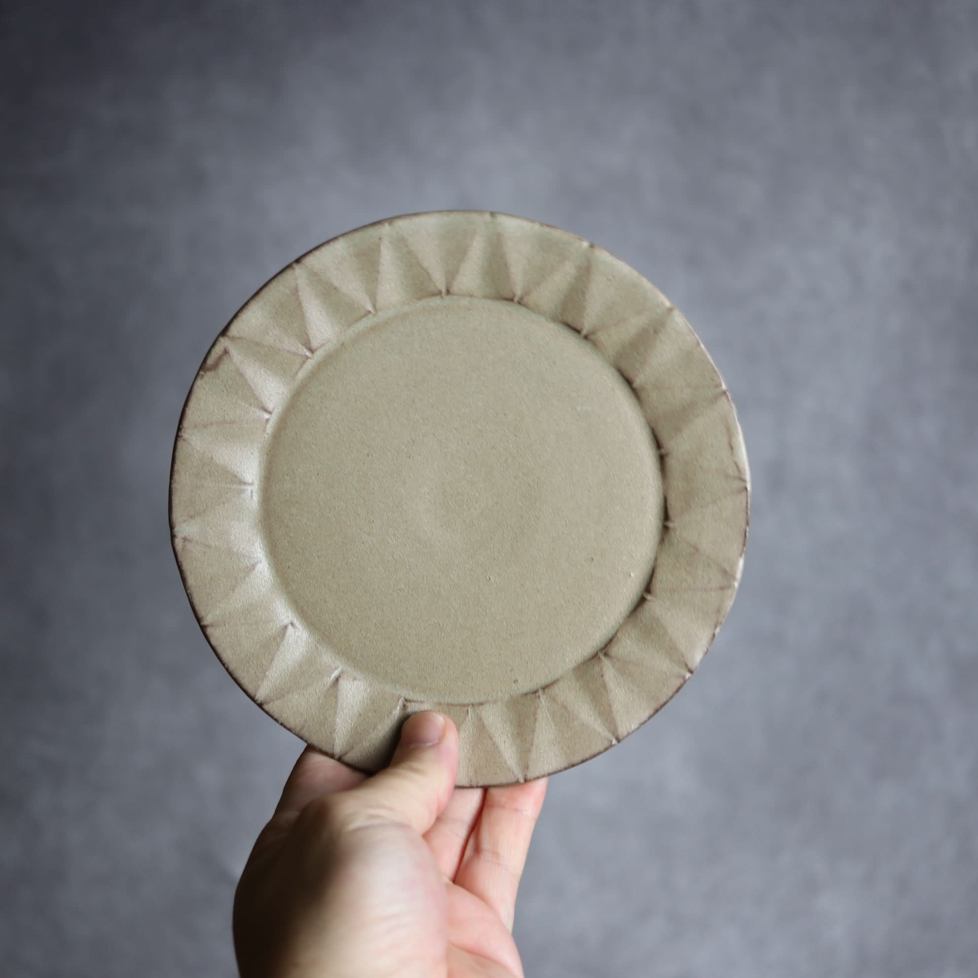 リム5寸プレート1 サンドベージュ 菱形紋 やちむん 陶器 cerca やちむん 陶器.