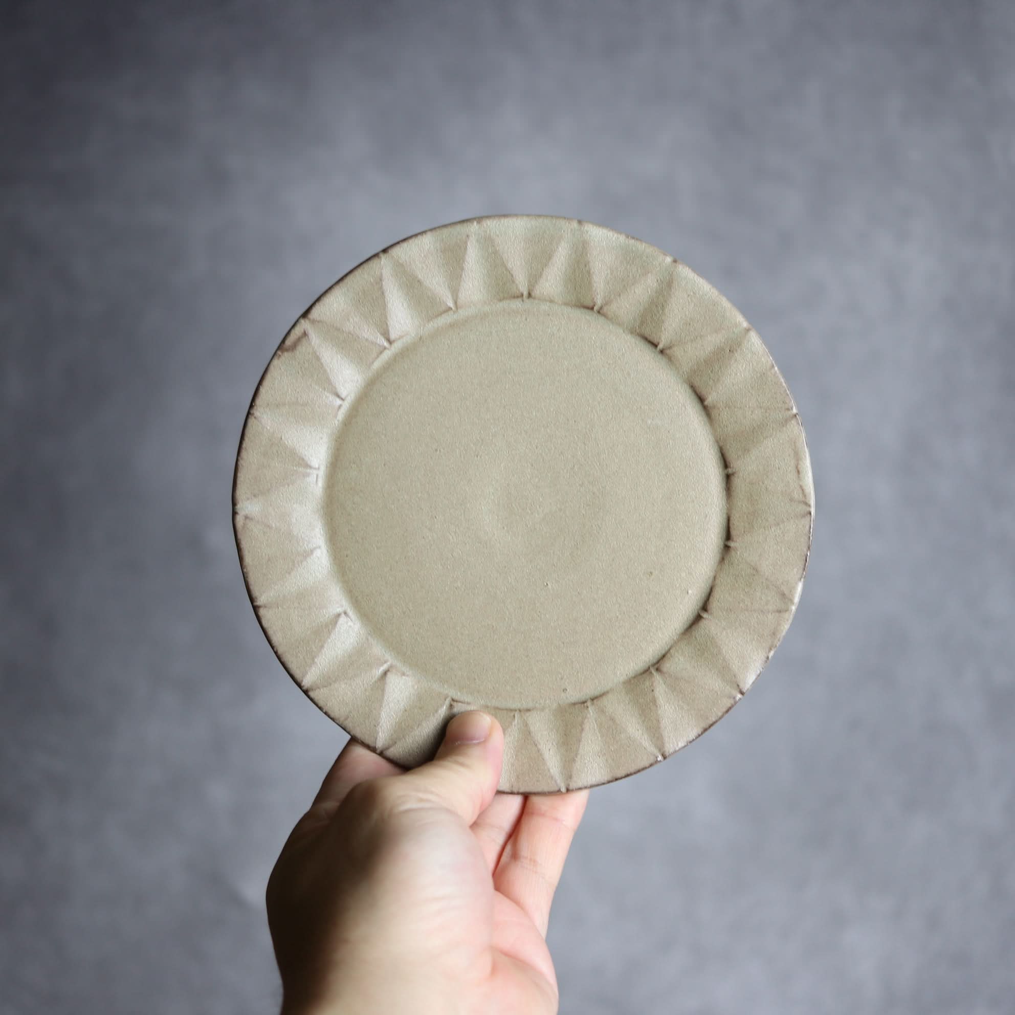 リム5寸プレート1 サンドベージュ 菱形紋 やちむん 陶器 cerca やちむん 陶器.