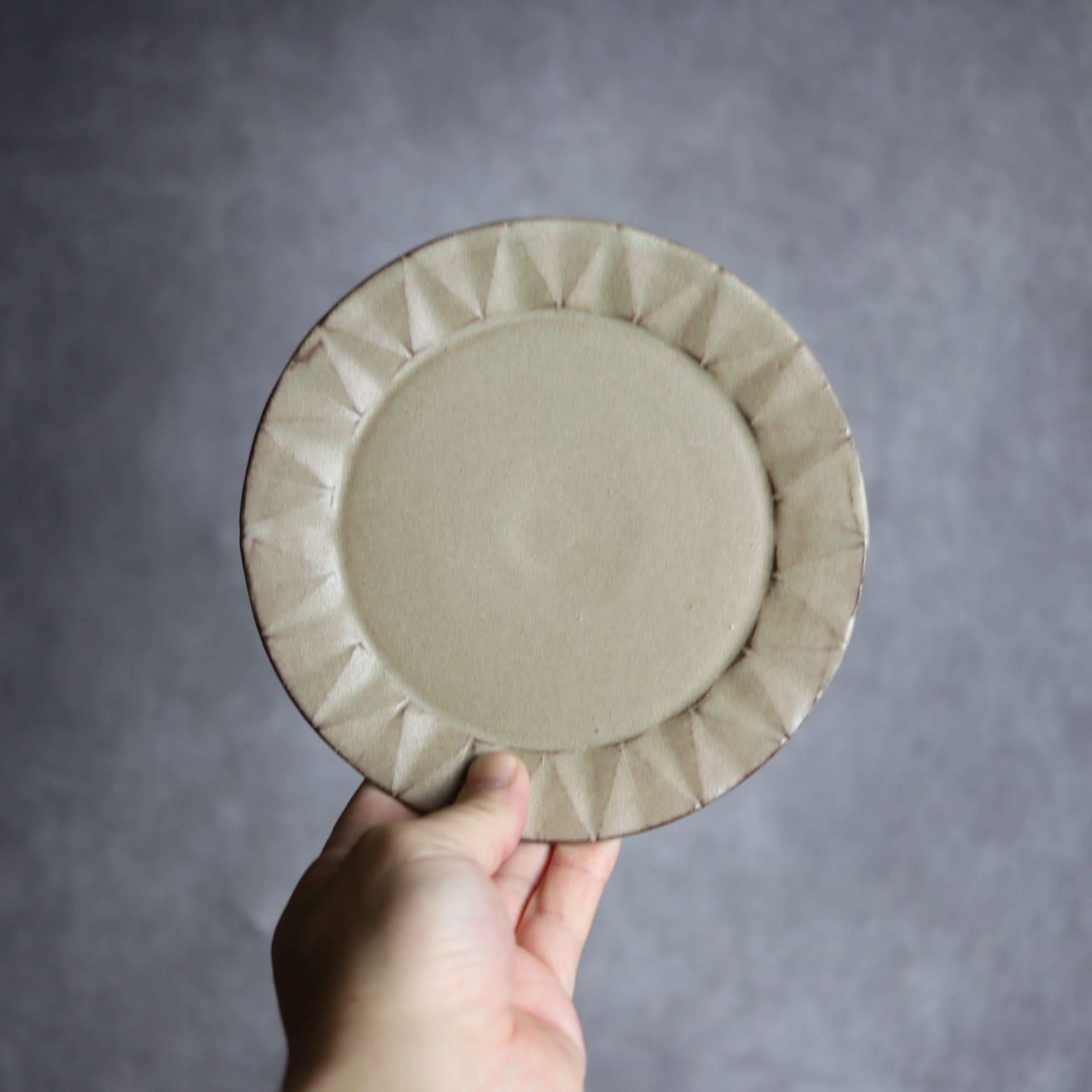 リム5寸プレート1 サンドベージュ 菱形紋 やちむん 陶器 cerca やちむん 陶器.