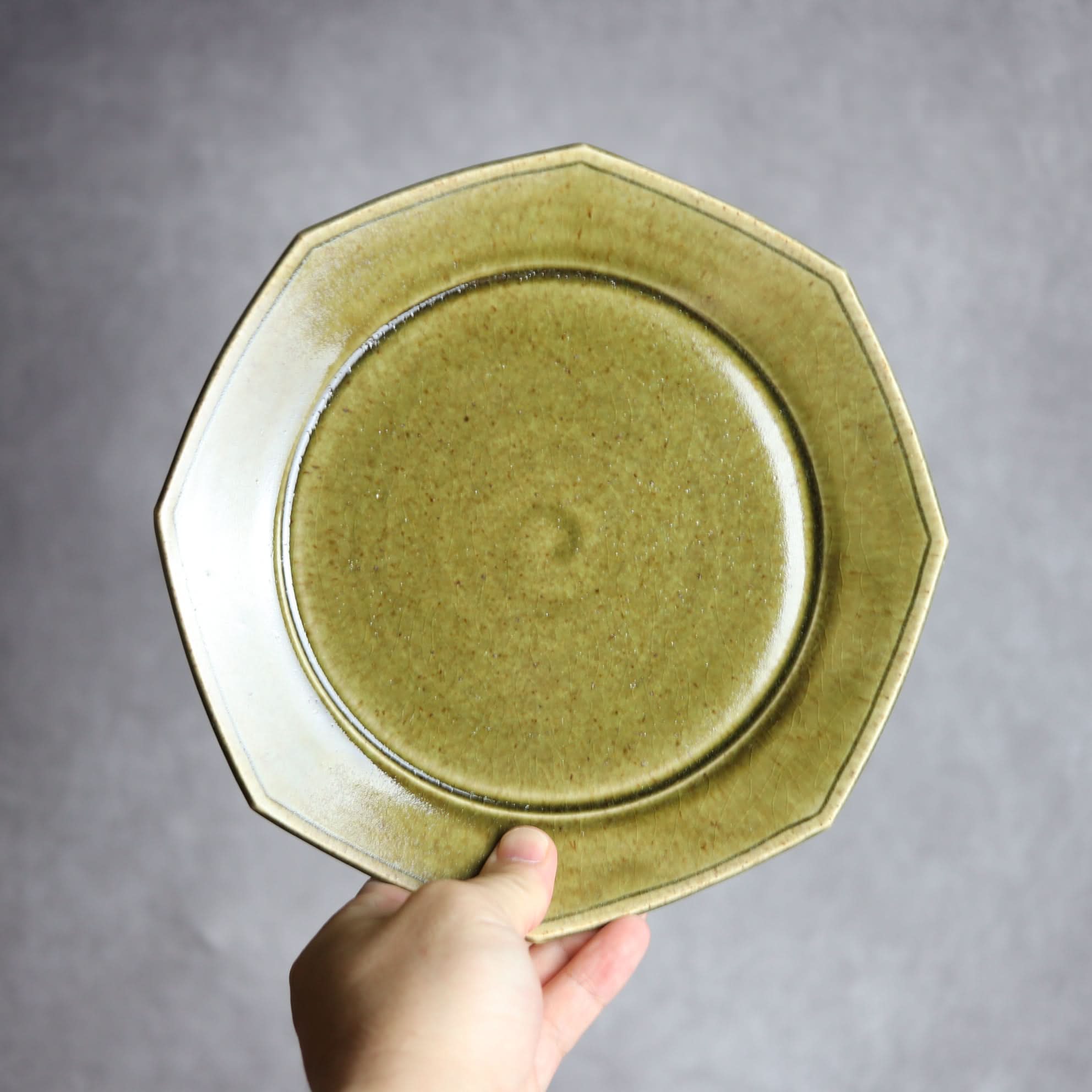 7寸プレート1 オリーブグリーン 八角 やちむん 陶器 cerca やちむん 陶器.