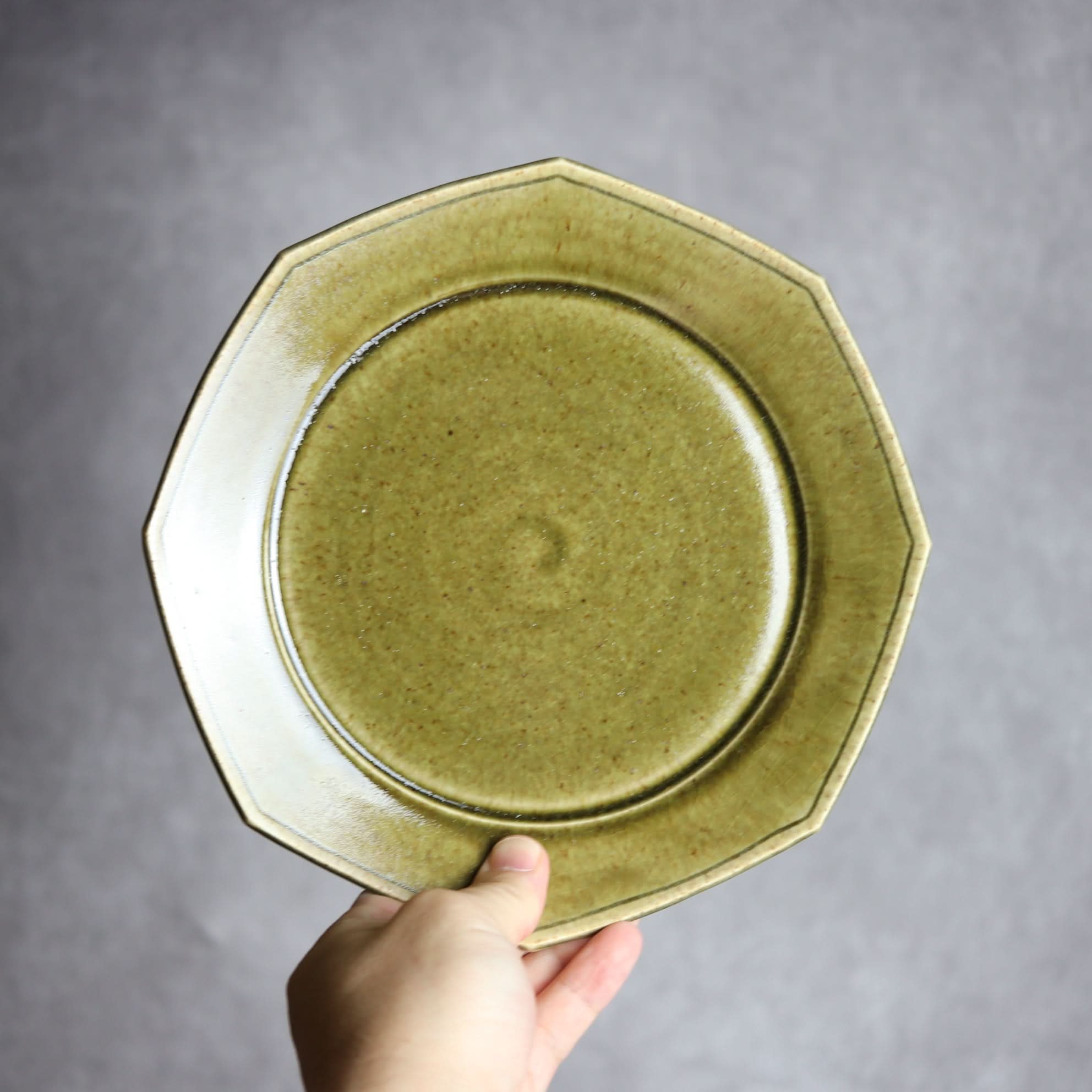 7寸プレート1 オリーブグリーン 八角 やちむん 陶器 cerca やちむん 陶器.