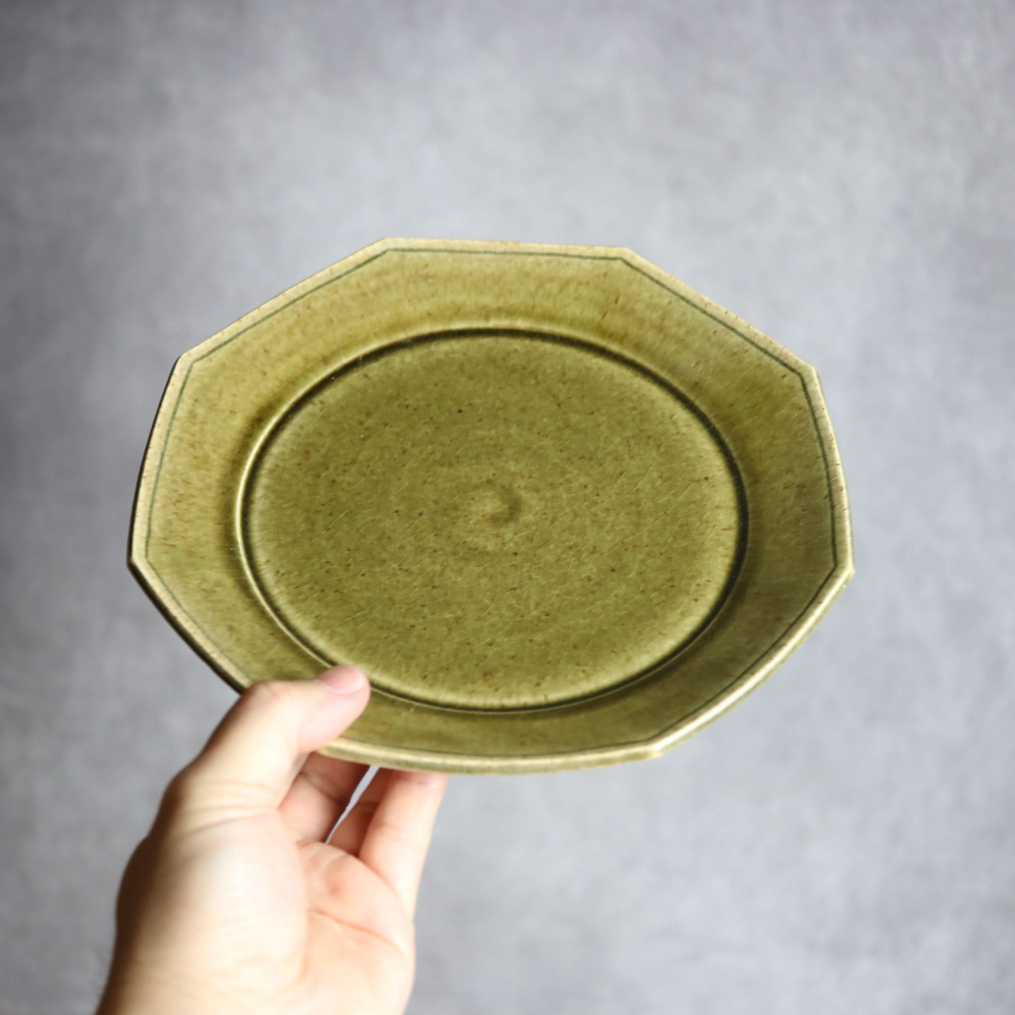 7寸プレート1 オリーブグリーン 八角 やちむん 陶器 cerca やちむん 陶器.