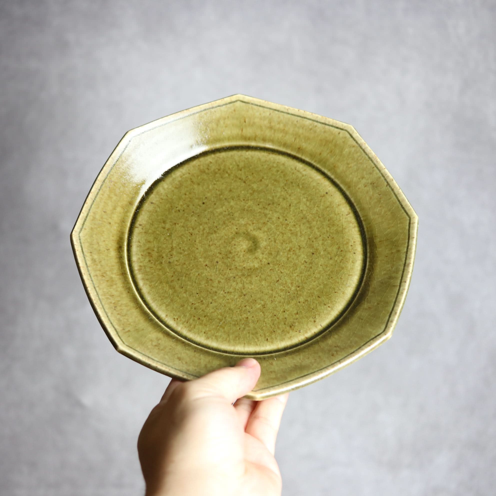 7寸プレート1 オリーブグリーン 八角 やちむん 陶器 cerca やちむん 陶器.