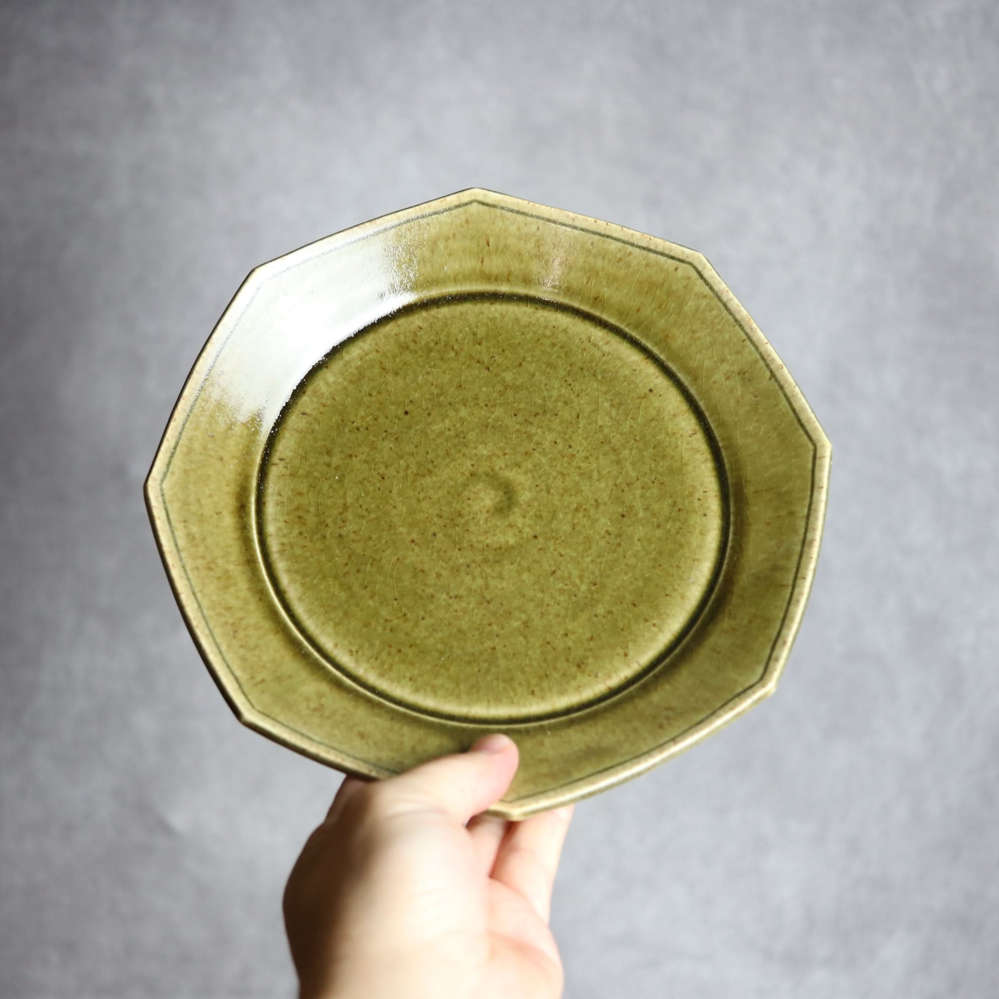 7寸プレート1 オリーブグリーン 八角 やちむん 陶器 cerca やちむん 陶器.