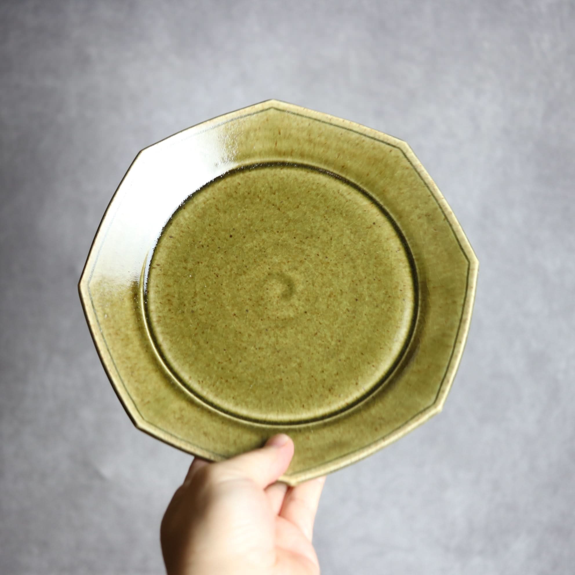 7寸プレート1 オリーブグリーン 八角 やちむん 陶器 cerca やちむん 陶器.