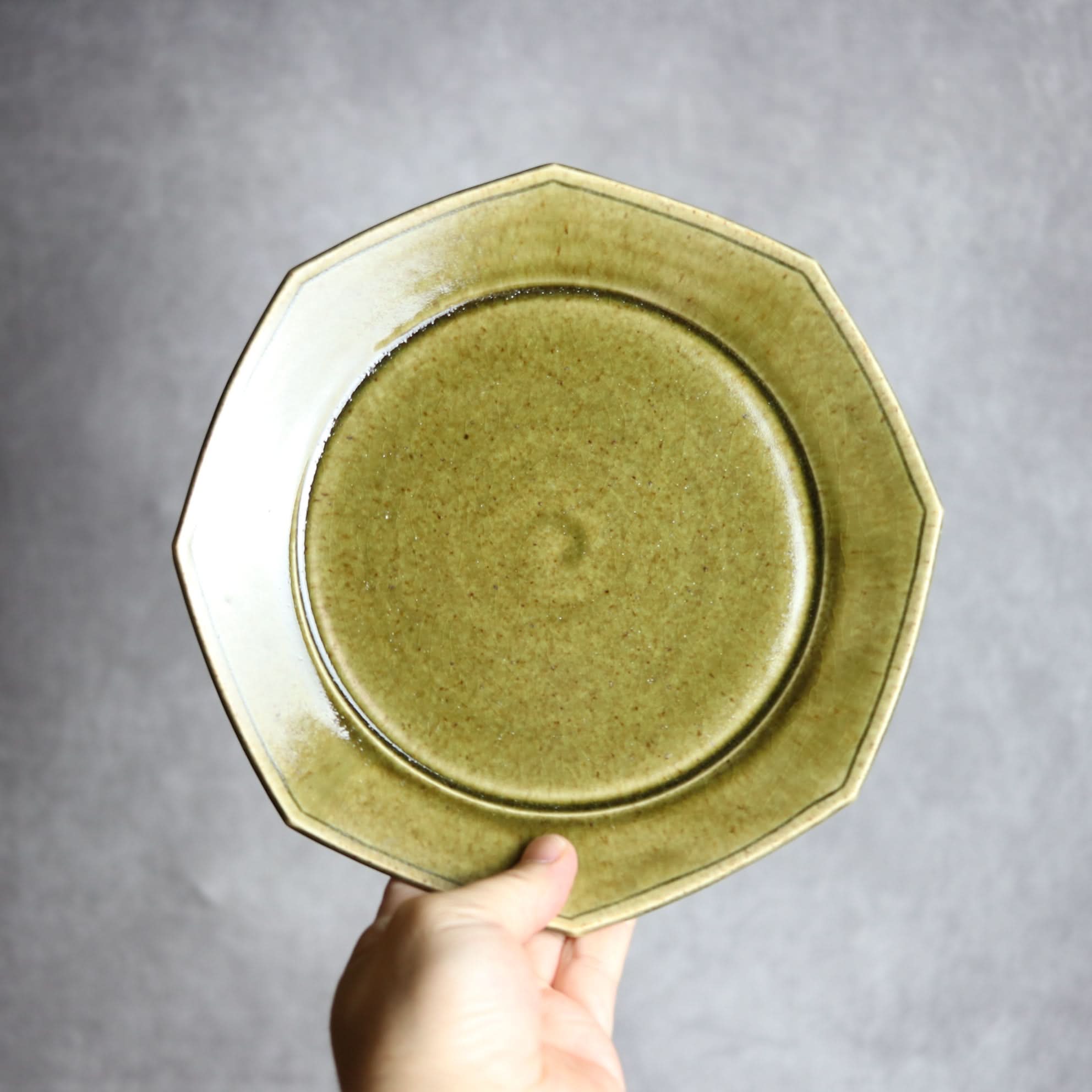 7寸プレート1 オリーブグリーン 八角 やちむん 陶器 cerca やちむん 陶器.