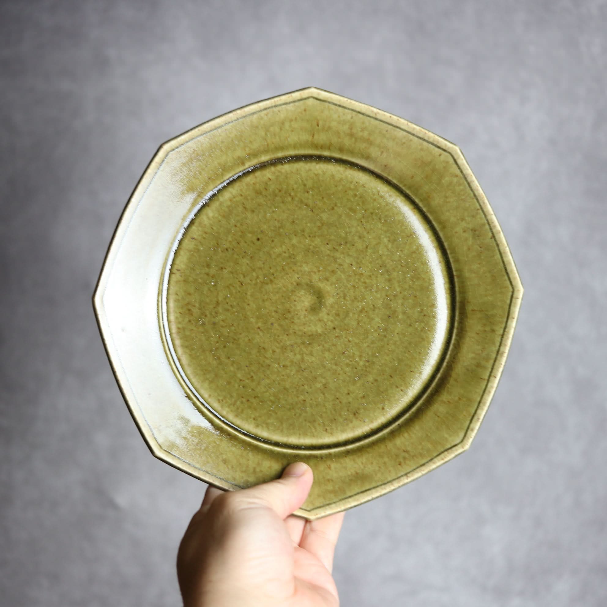 7寸プレート1 オリーブグリーン 八角 やちむん 陶器 cerca やちむん 陶器.