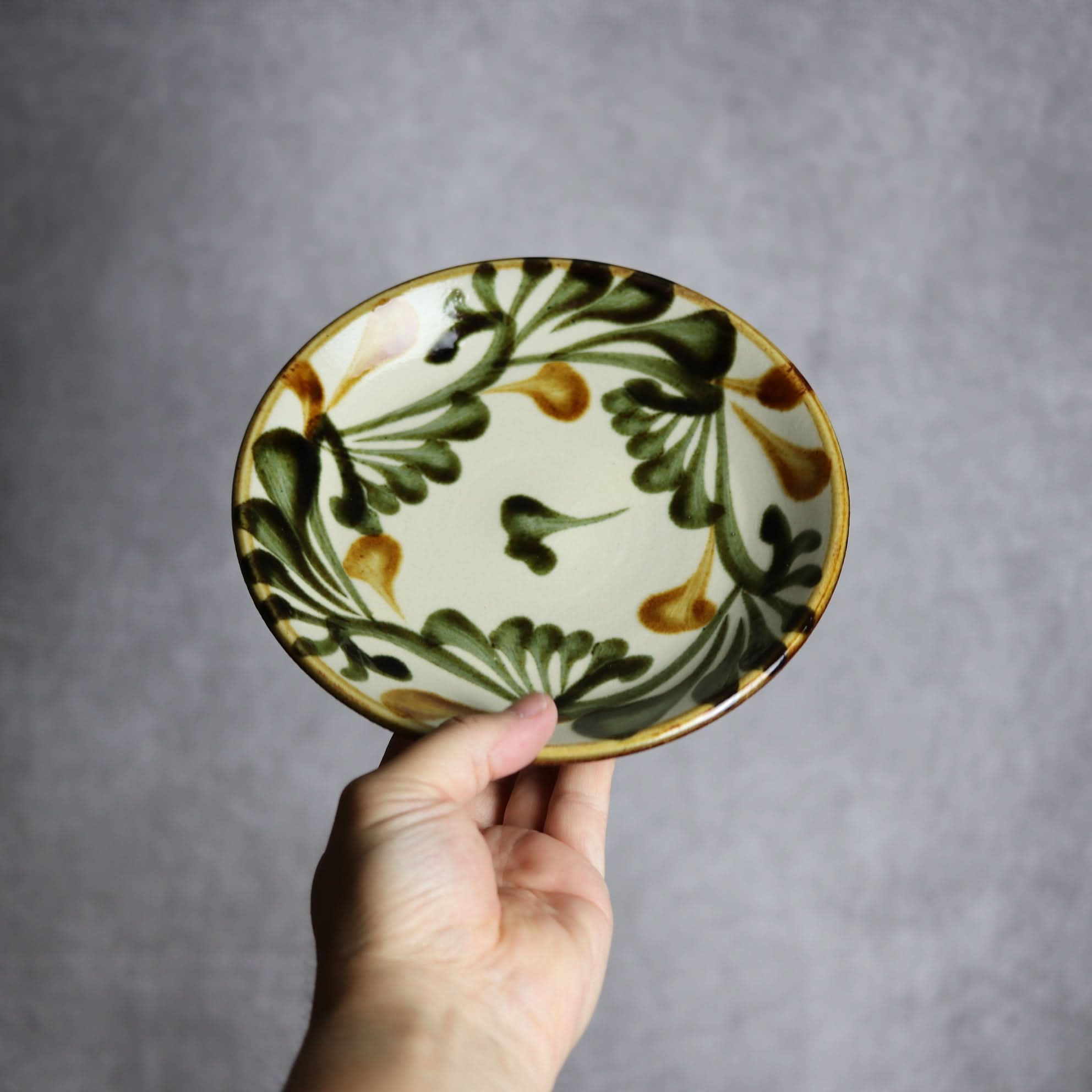 6寸皿 黒呉須 唐草 やちむん 陶器 陶眞窯 やちむん 陶器.