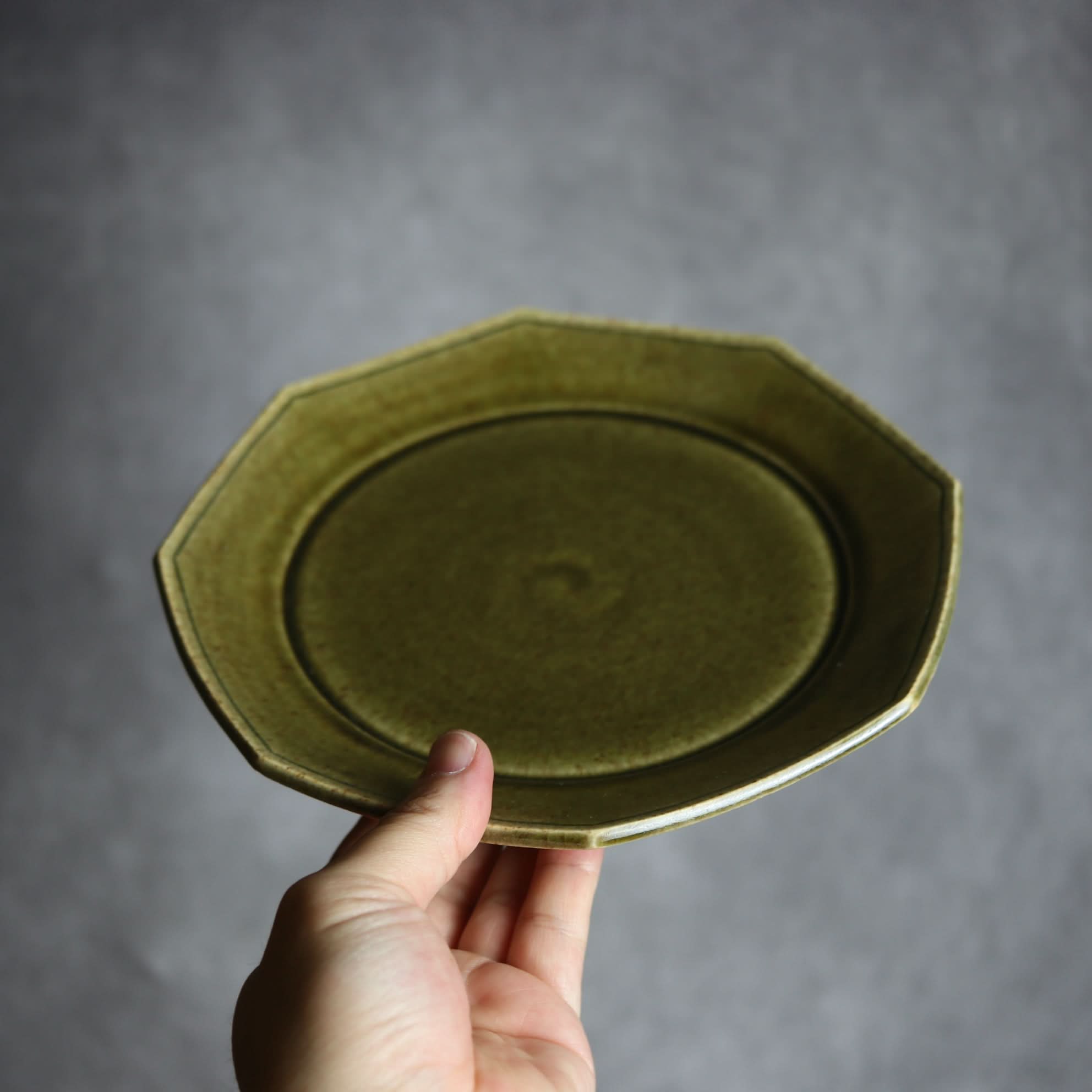 7寸プレート1 オリーブグリーン 八角 やちむん 陶器 cerca やちむん 陶器.