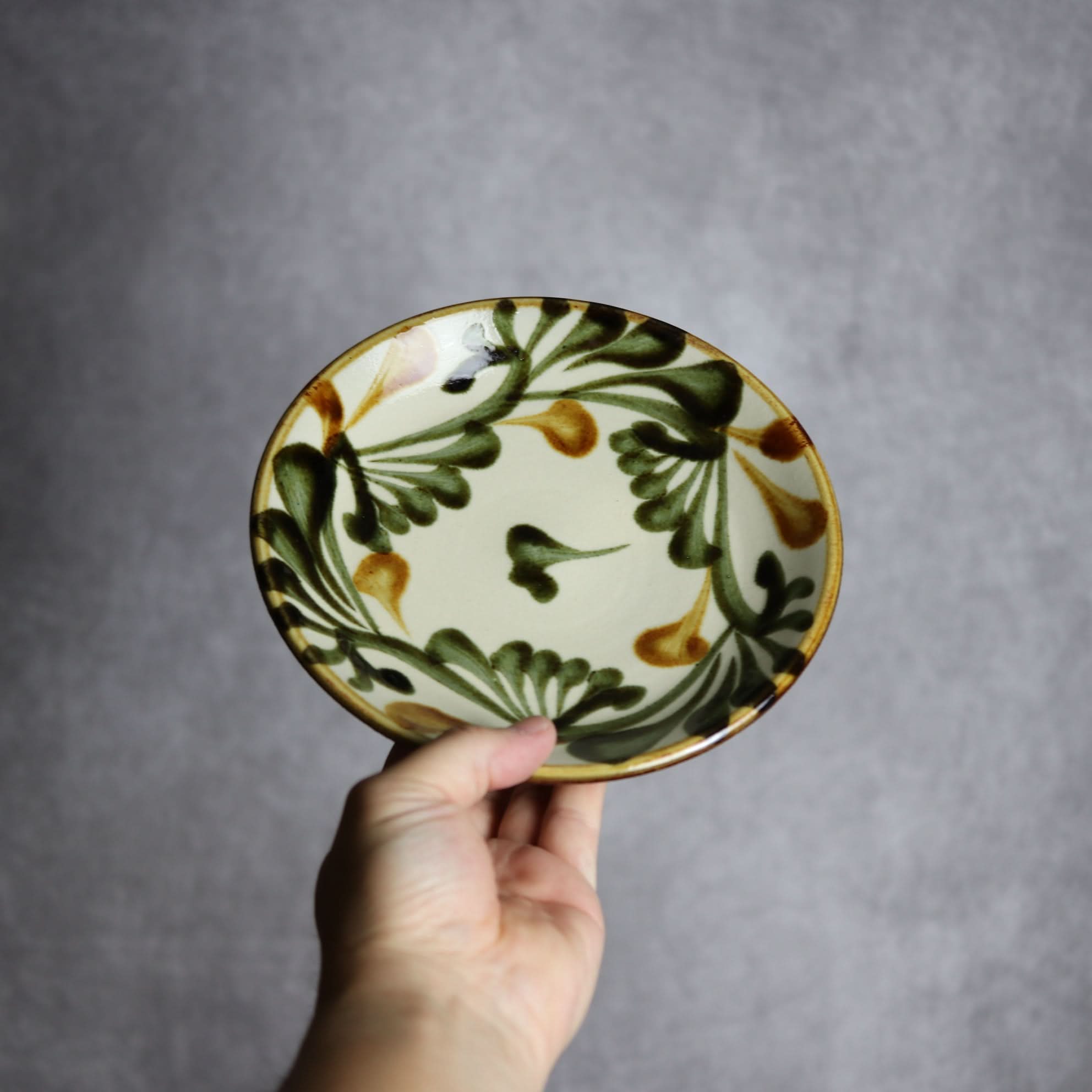 6寸皿 黒呉須 唐草 やちむん 陶器 陶眞窯 やちむん 陶器.