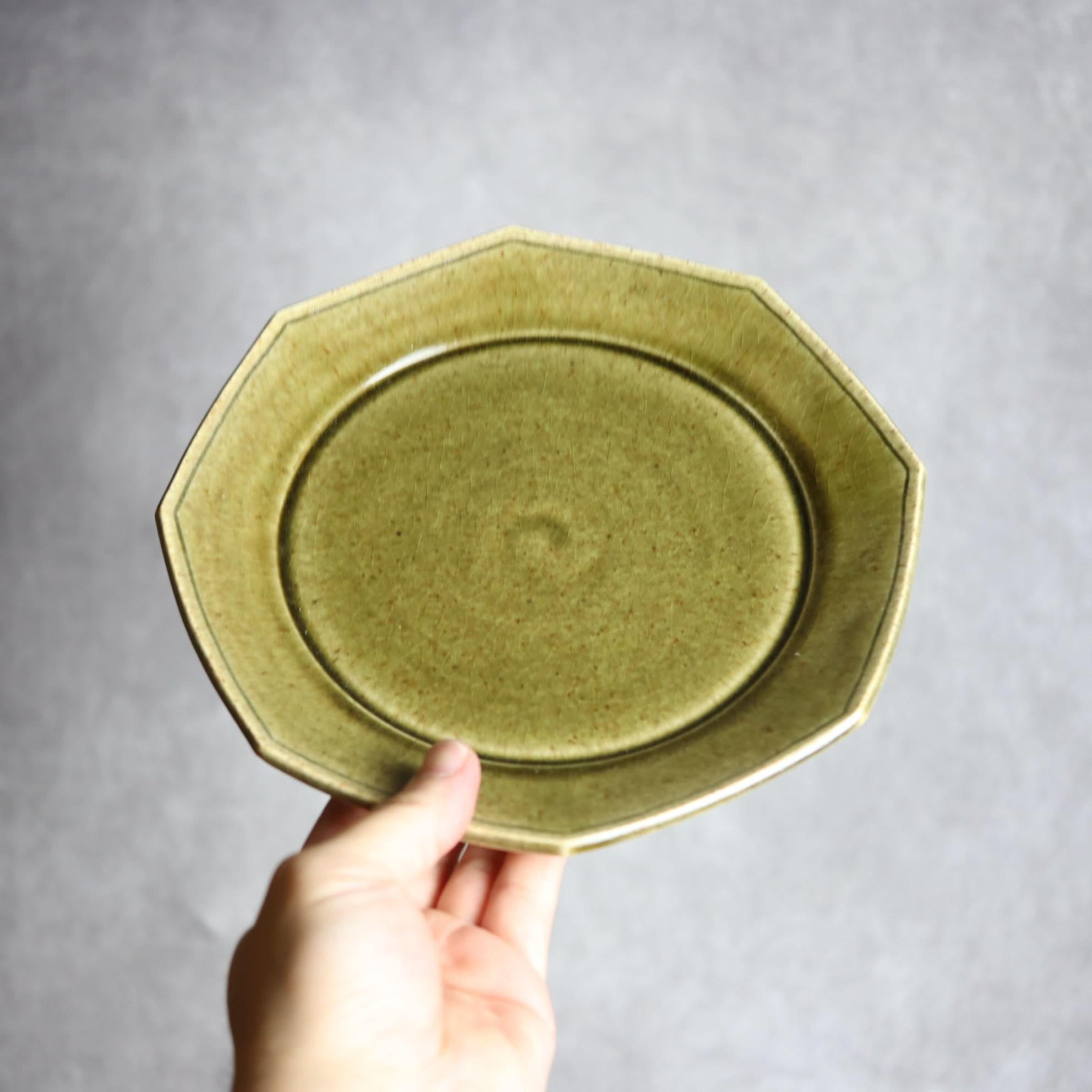 7寸プレート1 オリーブグリーン 八角 やちむん 陶器 cerca やちむん 陶器.