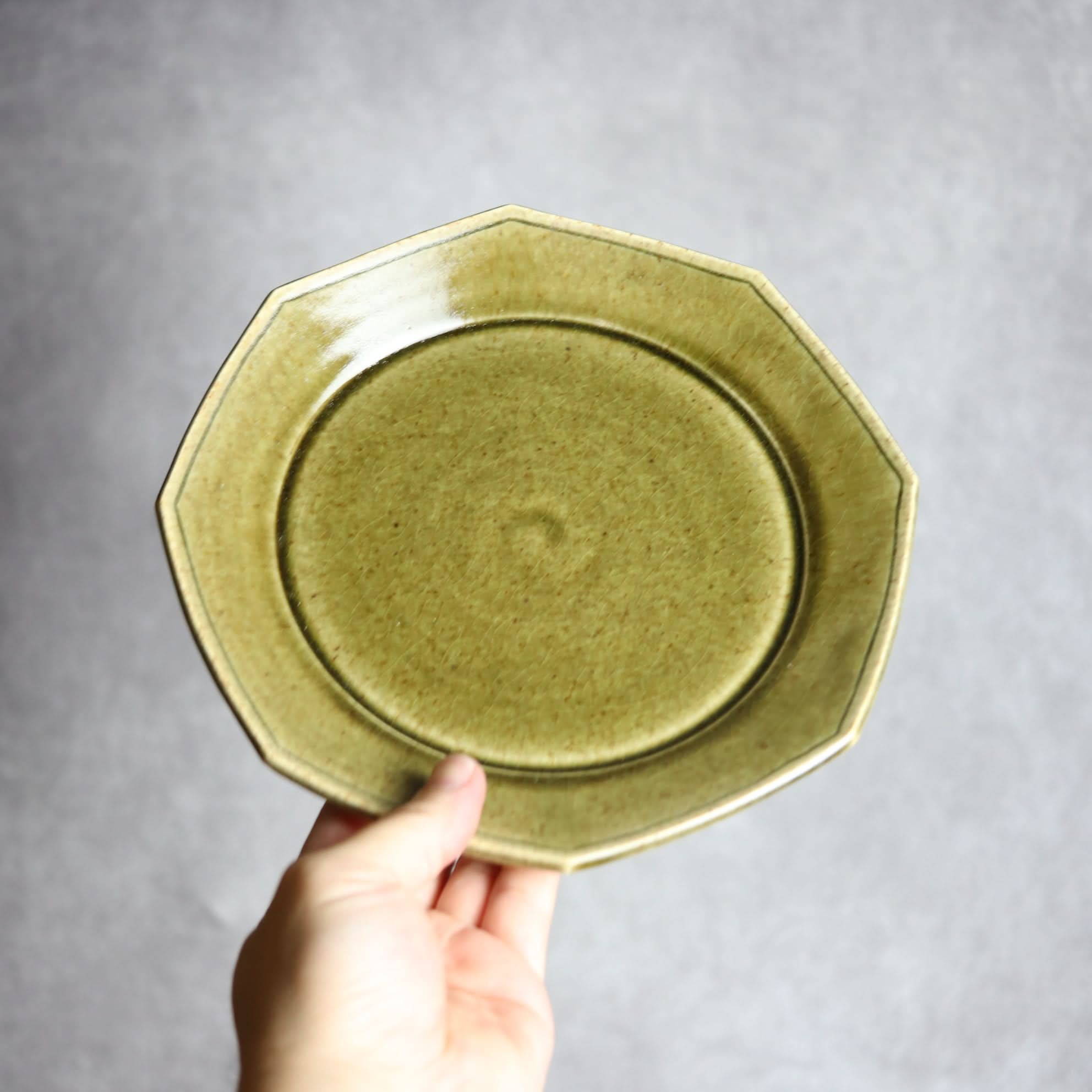 7寸プレート1 オリーブグリーン 八角 やちむん 陶器 cerca やちむん 陶器.