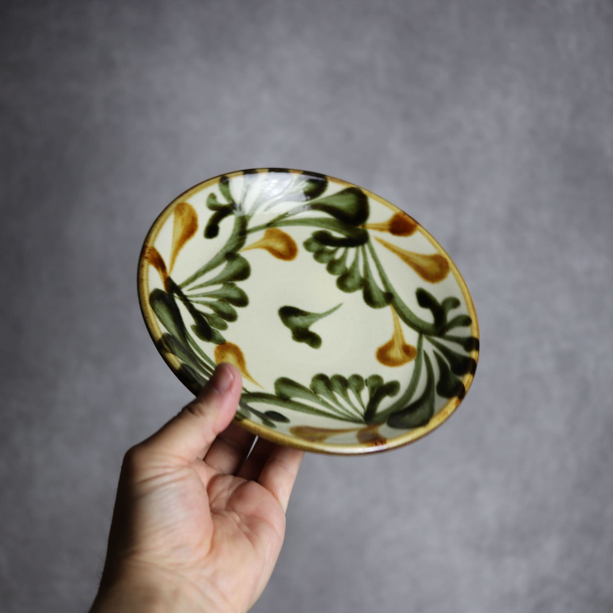 6寸皿 黒呉須 唐草 やちむん 陶器 陶眞窯 やちむん 陶器.