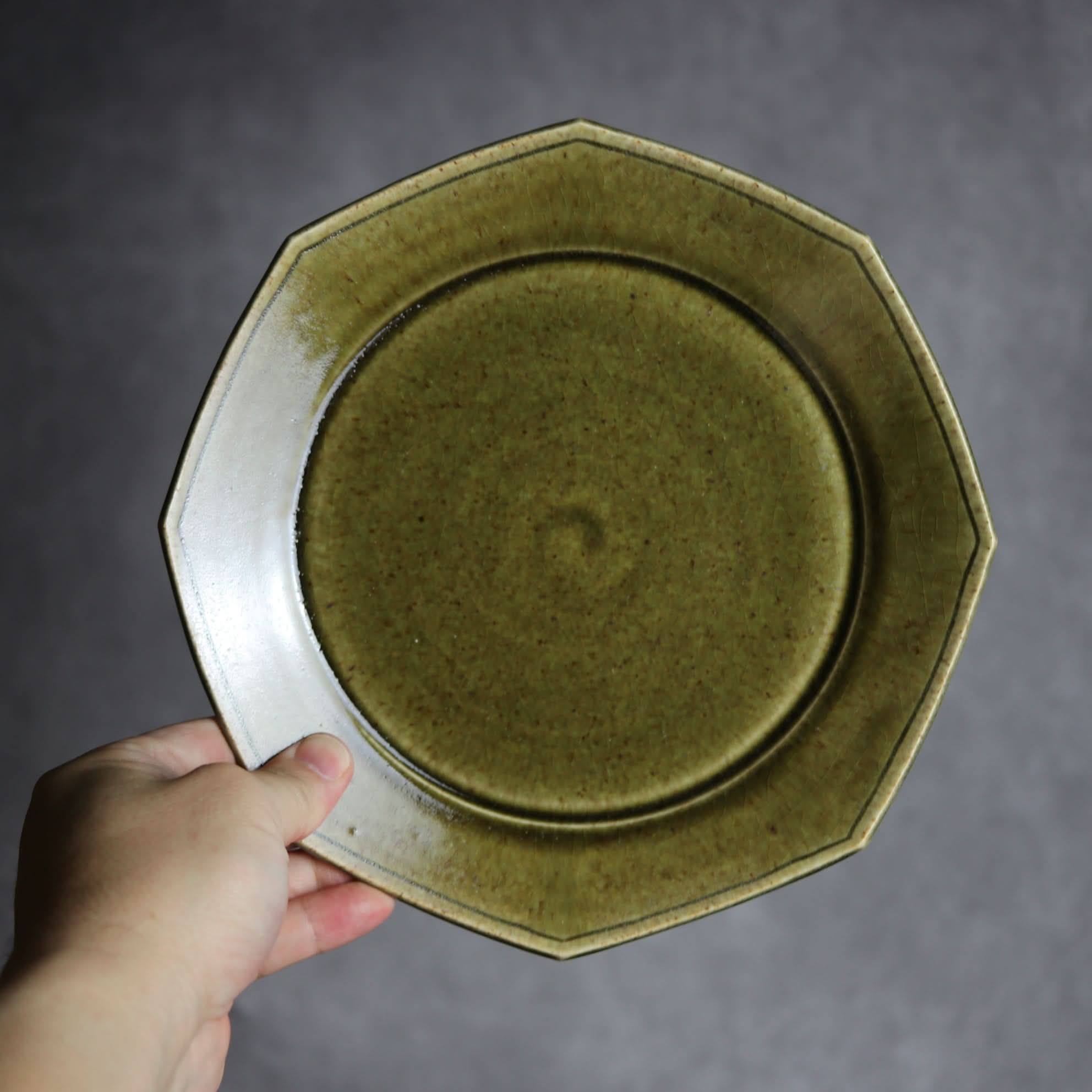 7寸プレート1 オリーブグリーン 八角 やちむん 陶器 cerca やちむん 陶器.