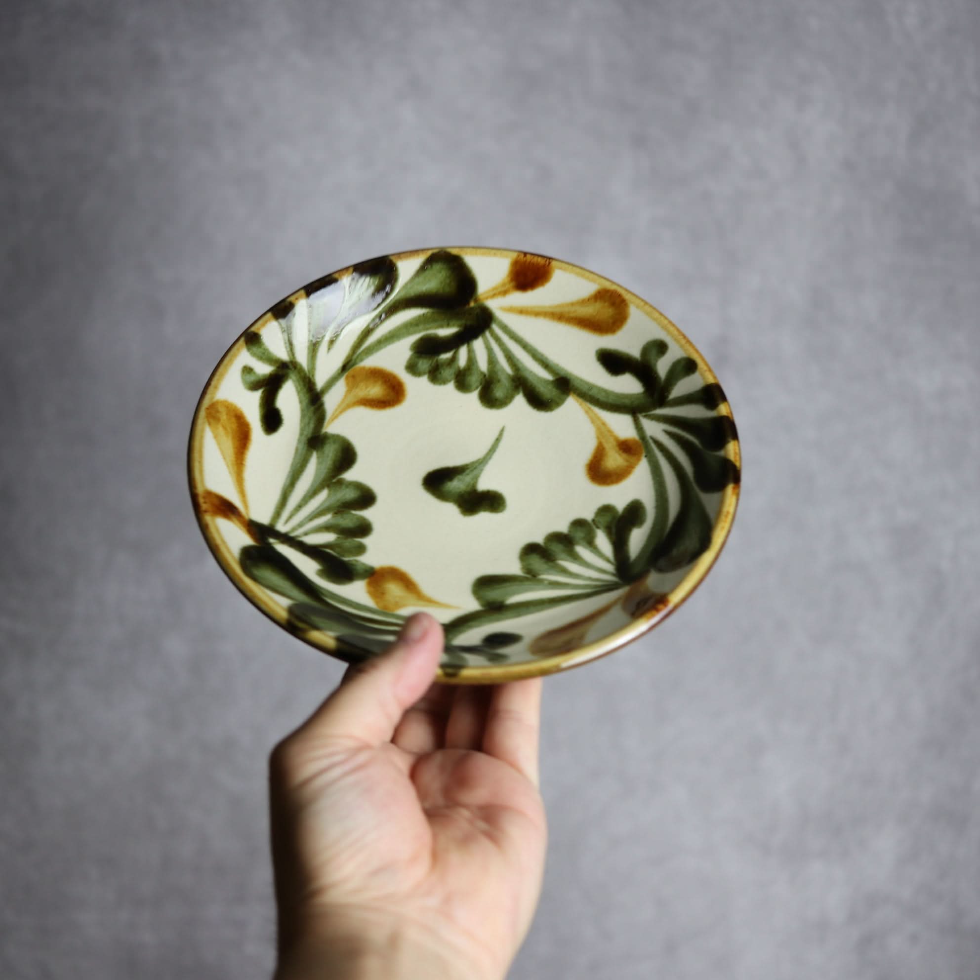 6寸皿 黒呉須 唐草 やちむん 陶器 陶眞窯 やちむん 陶器.