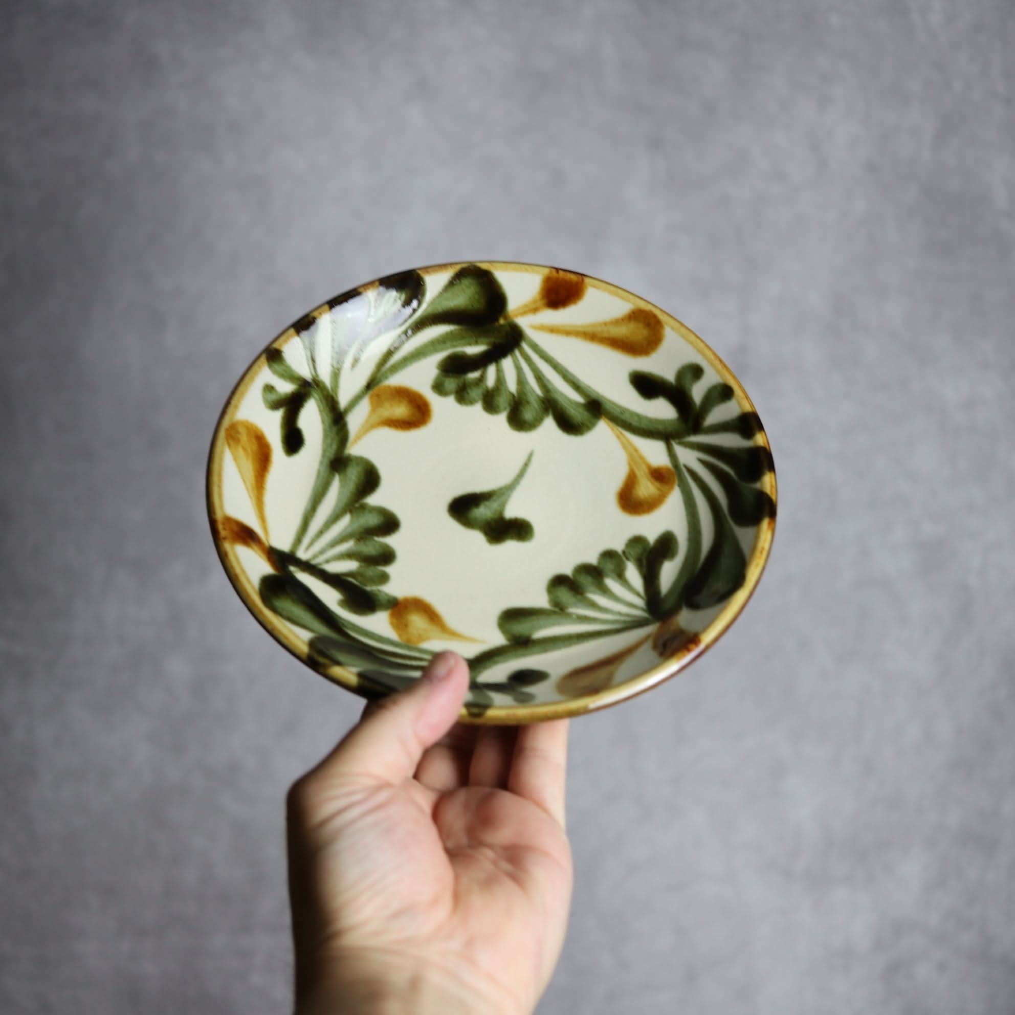 6寸皿 黒呉須 唐草 やちむん 陶器 陶眞窯 やちむん 陶器.