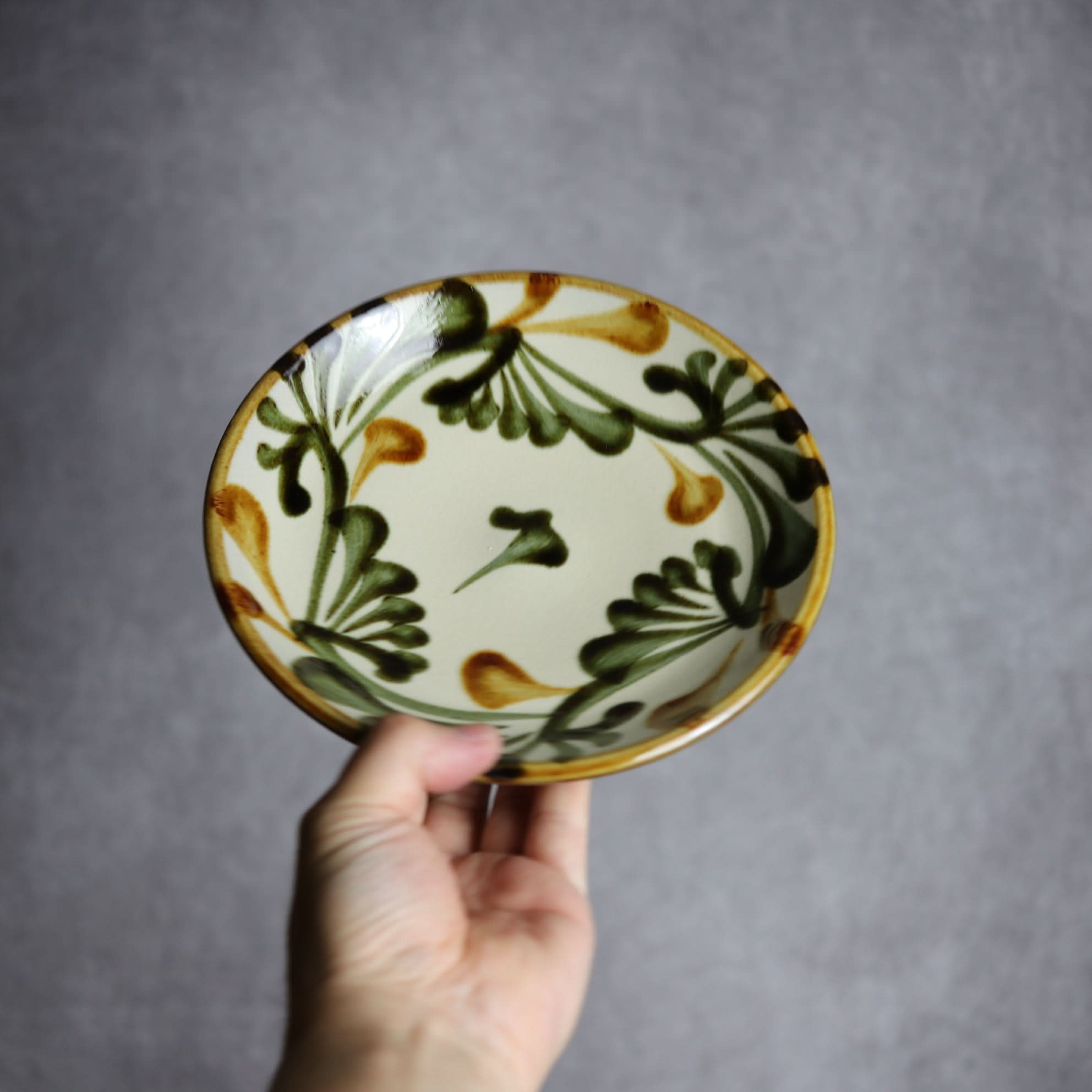 6寸皿 黒呉須 唐草 やちむん 陶器 陶眞窯 やちむん 陶器.