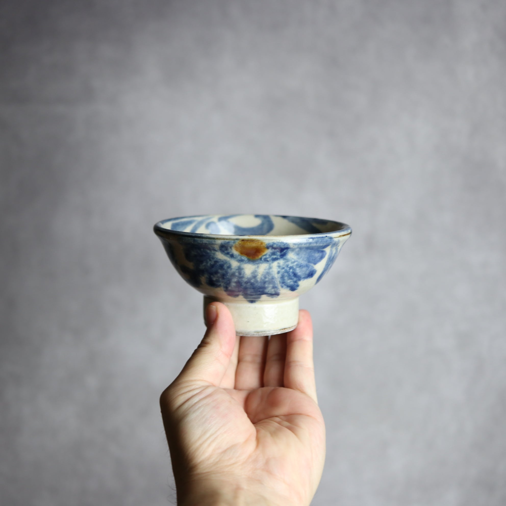 茂生窯 - 3.5寸マカイ3 飴 呉須釉 菊唐草 やちむん 陶器 茂生窯 - mundasui