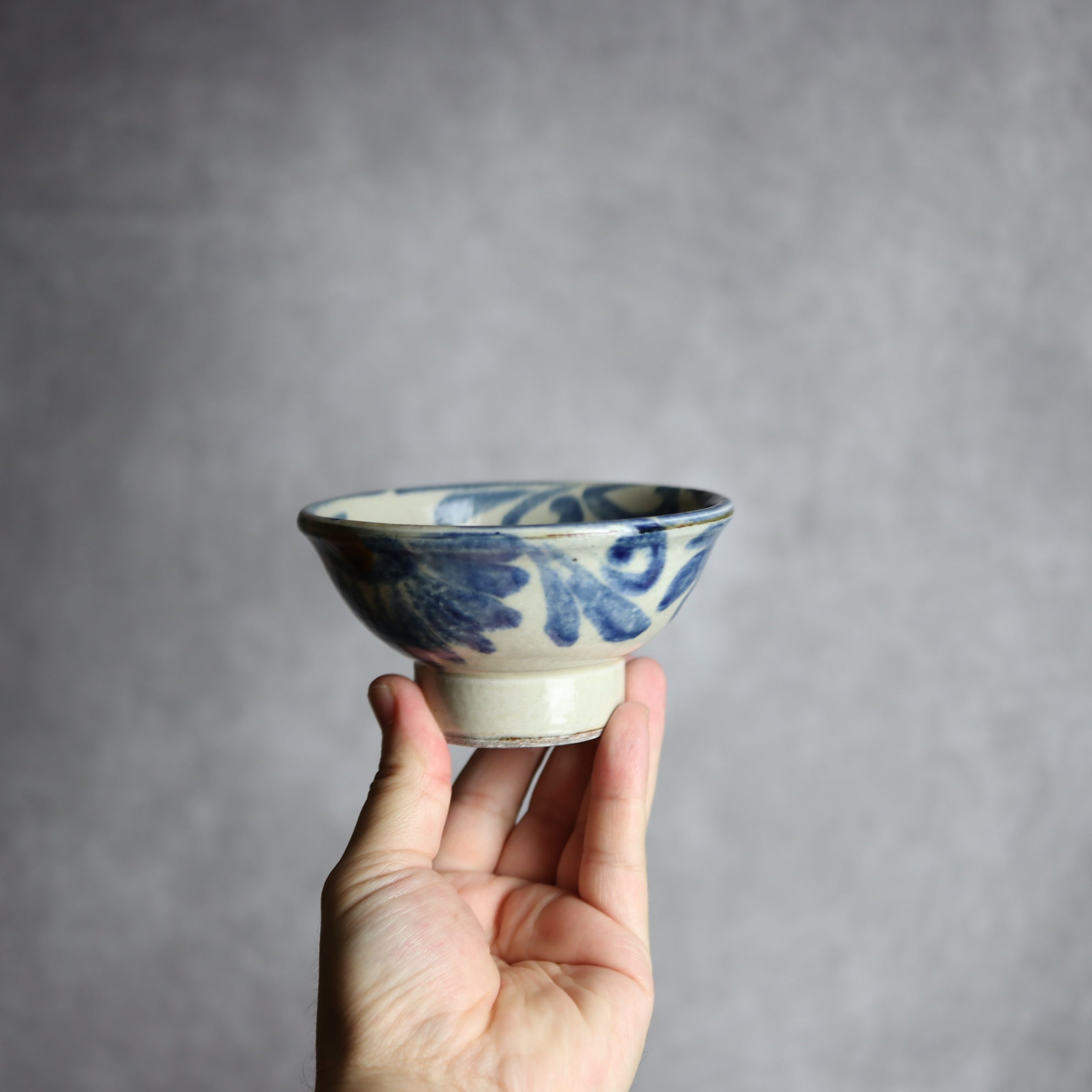 茂生窯 - 3.5寸マカイ3 飴 呉須釉 菊唐草 やちむん 陶器 茂生窯 - mundasui