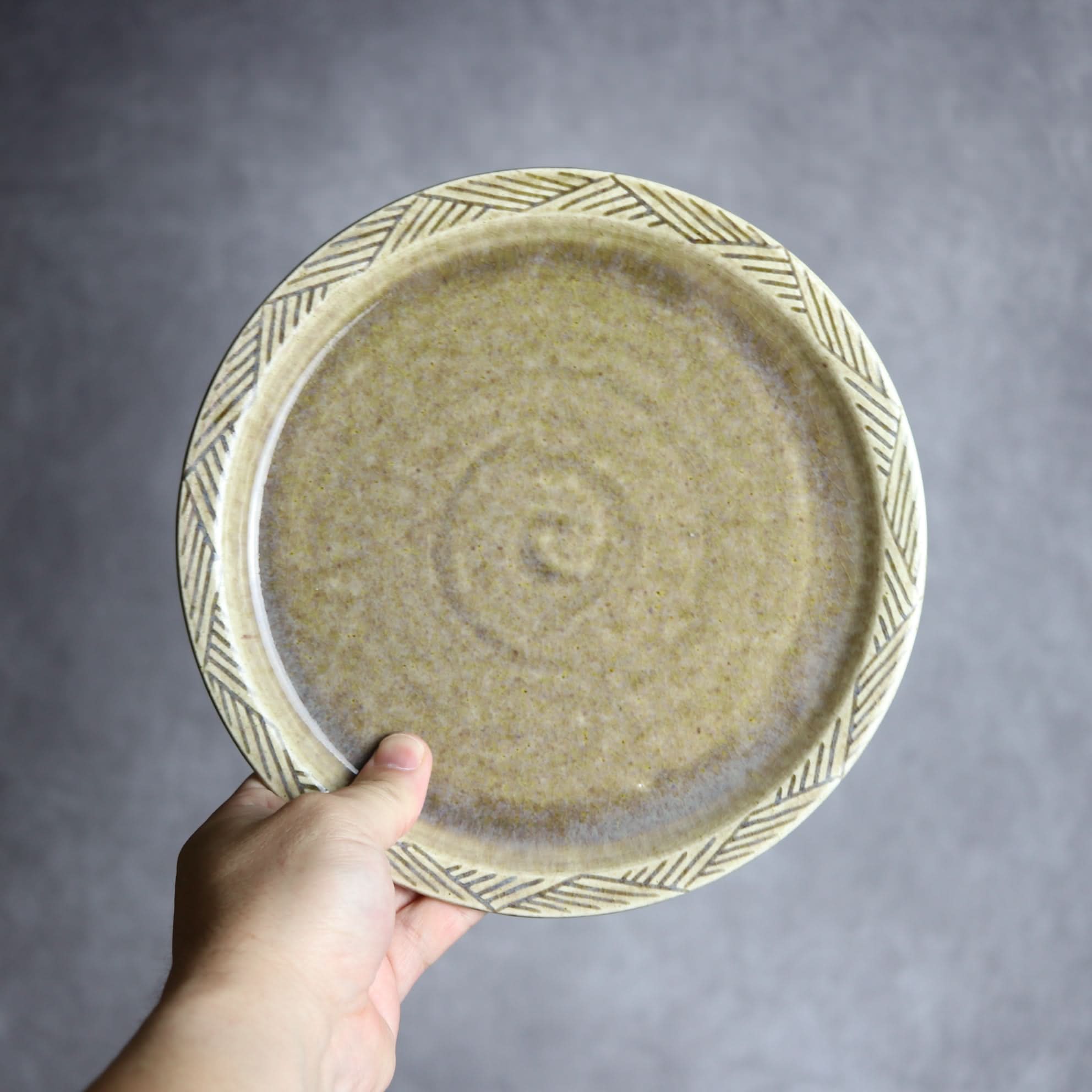 7寸プレート1 オリーブグリーン 縞 フラット やちむん 陶器 cerca やちむん 陶器.