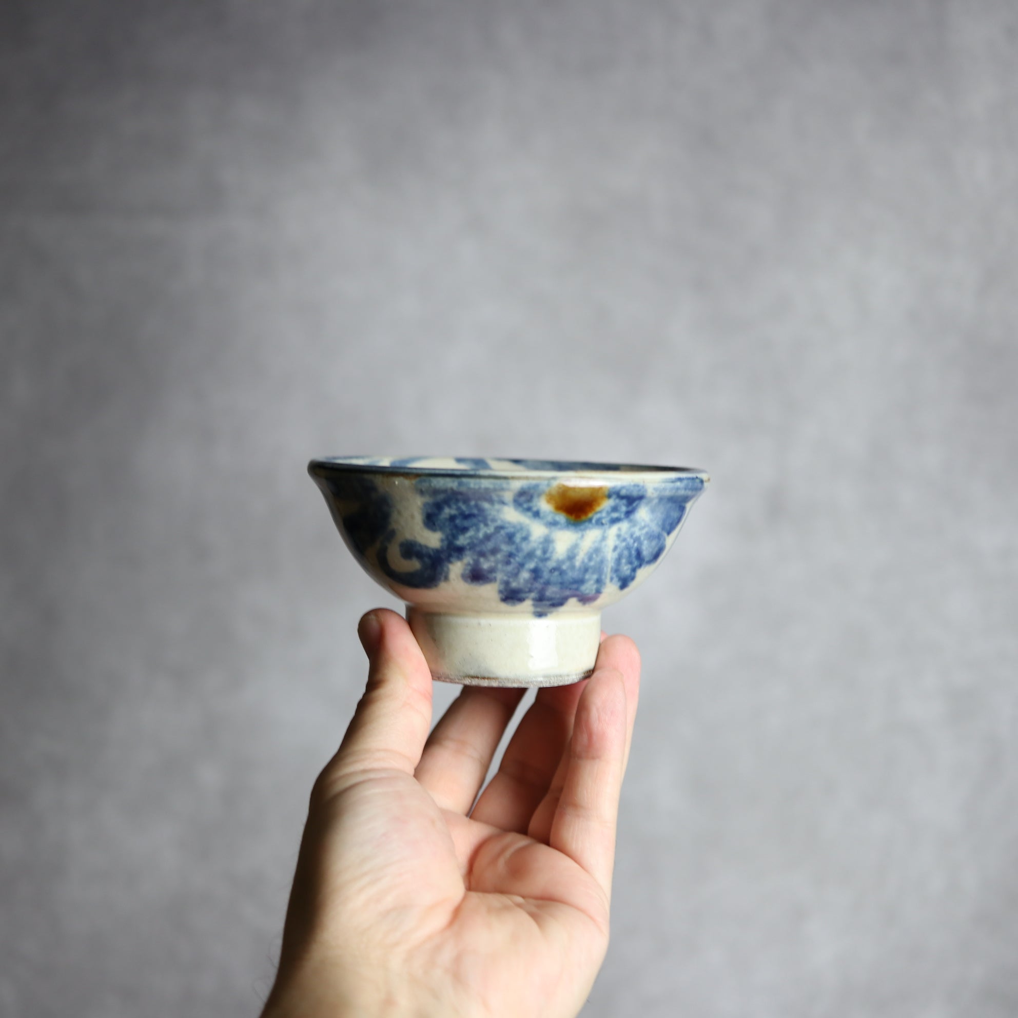 茂生窯 - 3.5寸マカイ3 飴 呉須釉 菊唐草 やちむん 陶器 茂生窯 - mundasui