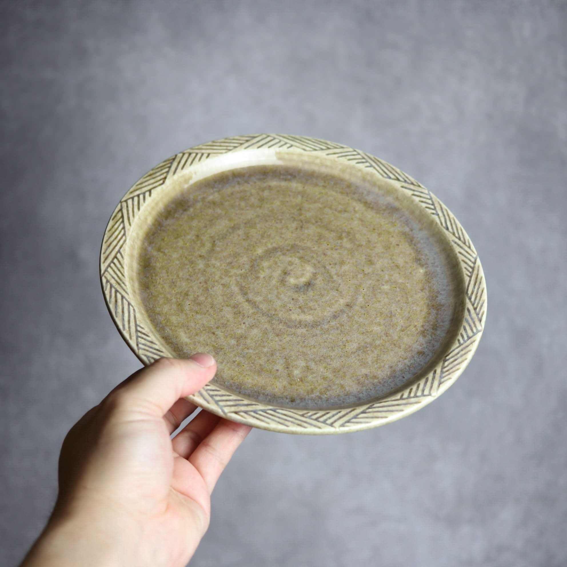 7寸プレート1 オリーブグリーン 縞 フラット やちむん 陶器 cerca やちむん 陶器.
