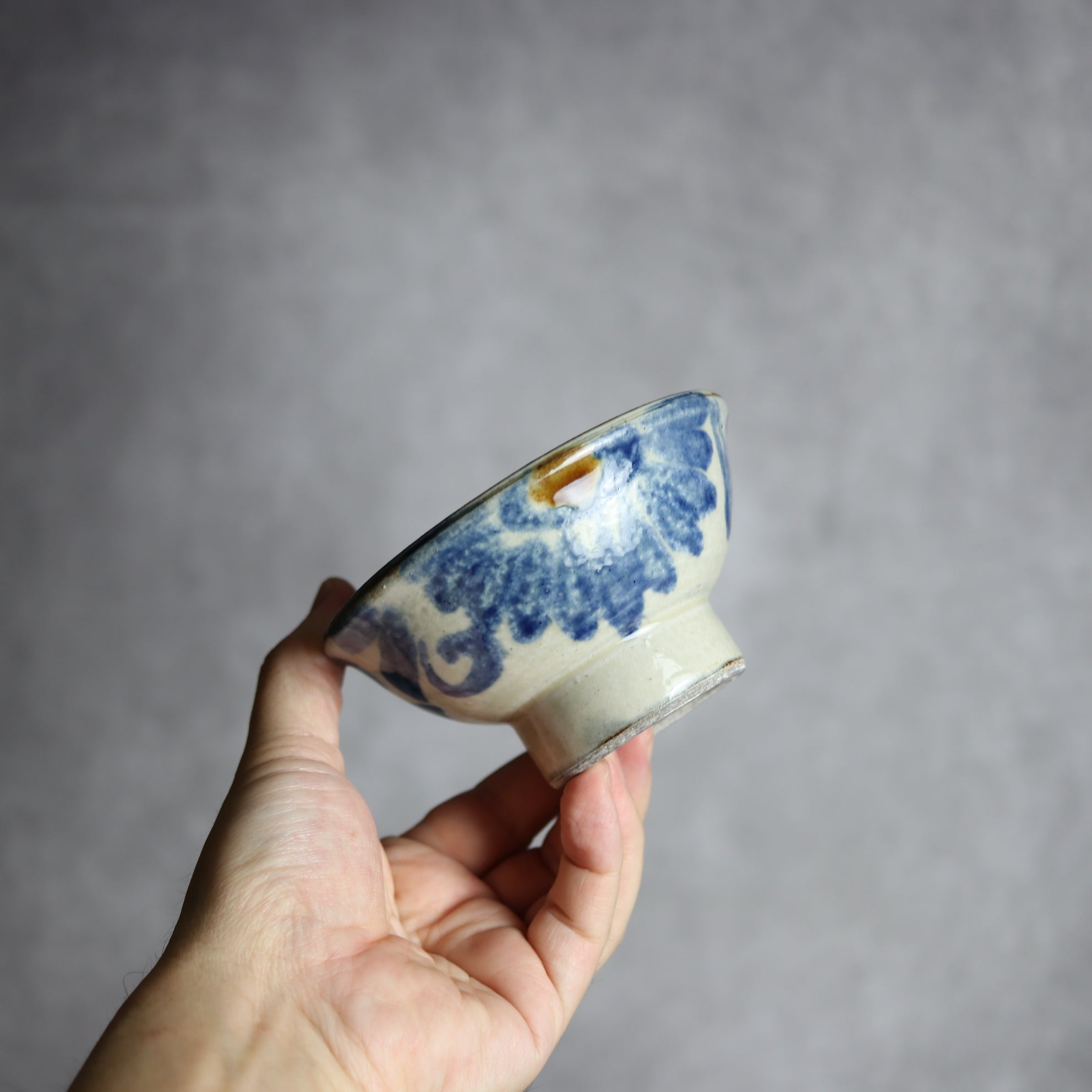 茂生窯 - 3.5寸マカイ3 飴 呉須釉 菊唐草 やちむん 陶器 茂生窯 - mundasui