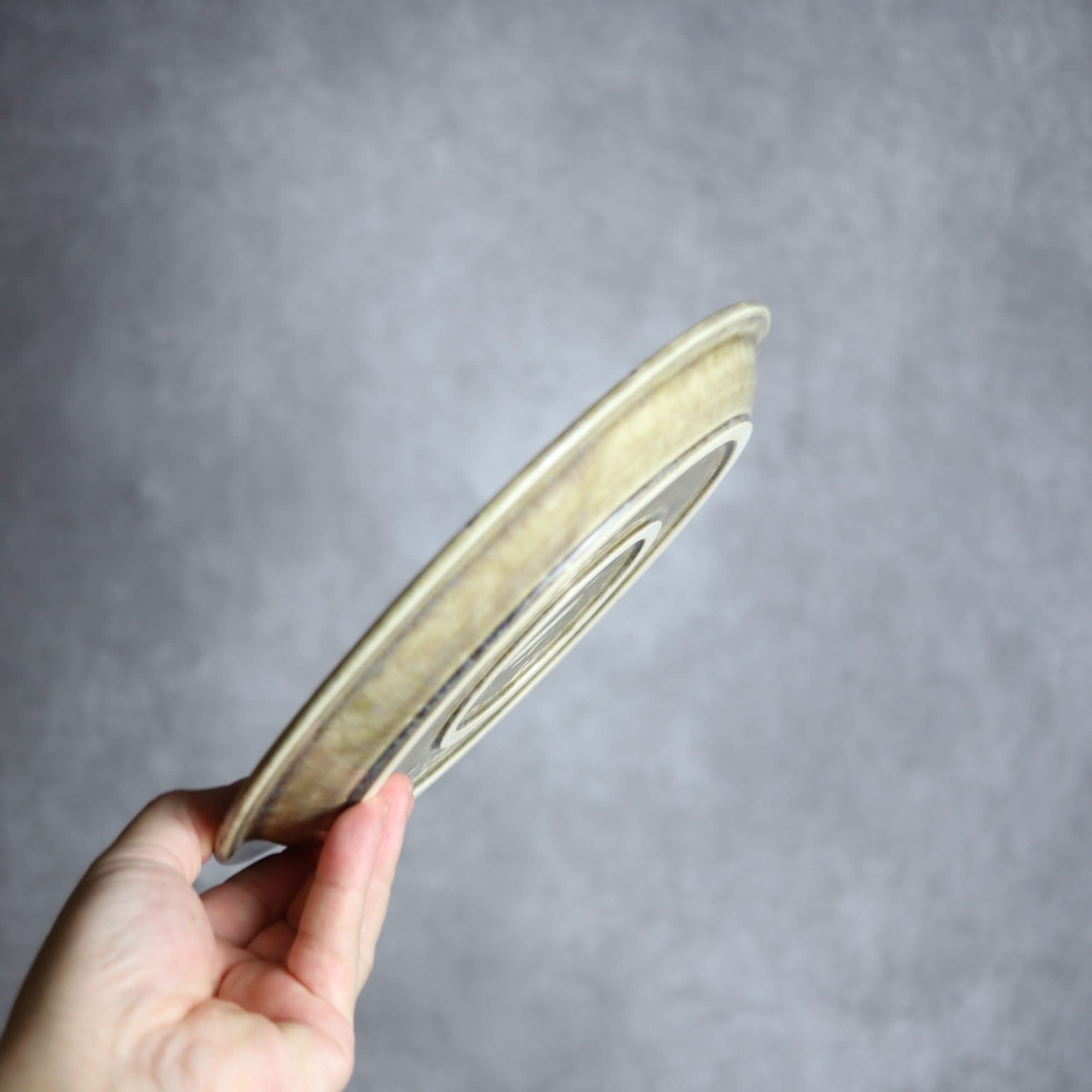 7寸プレート1 オリーブグリーン 縞 フラット やちむん 陶器 cerca やちむん 陶器.