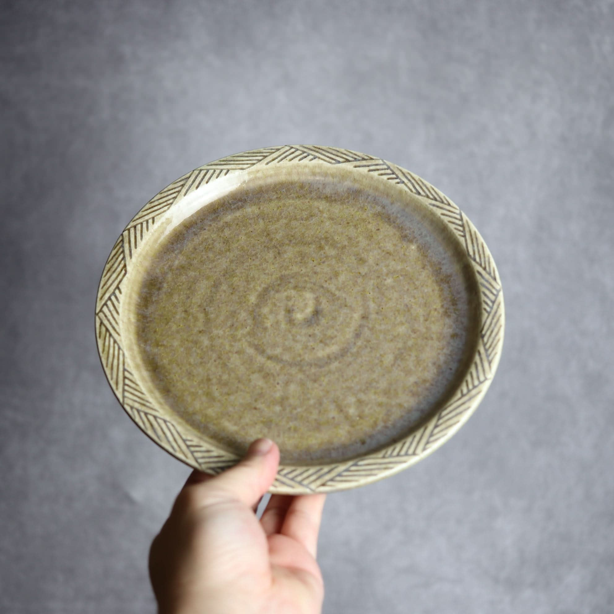 7寸プレート1 オリーブグリーン 縞 フラット やちむん 陶器 cerca やちむん 陶器.