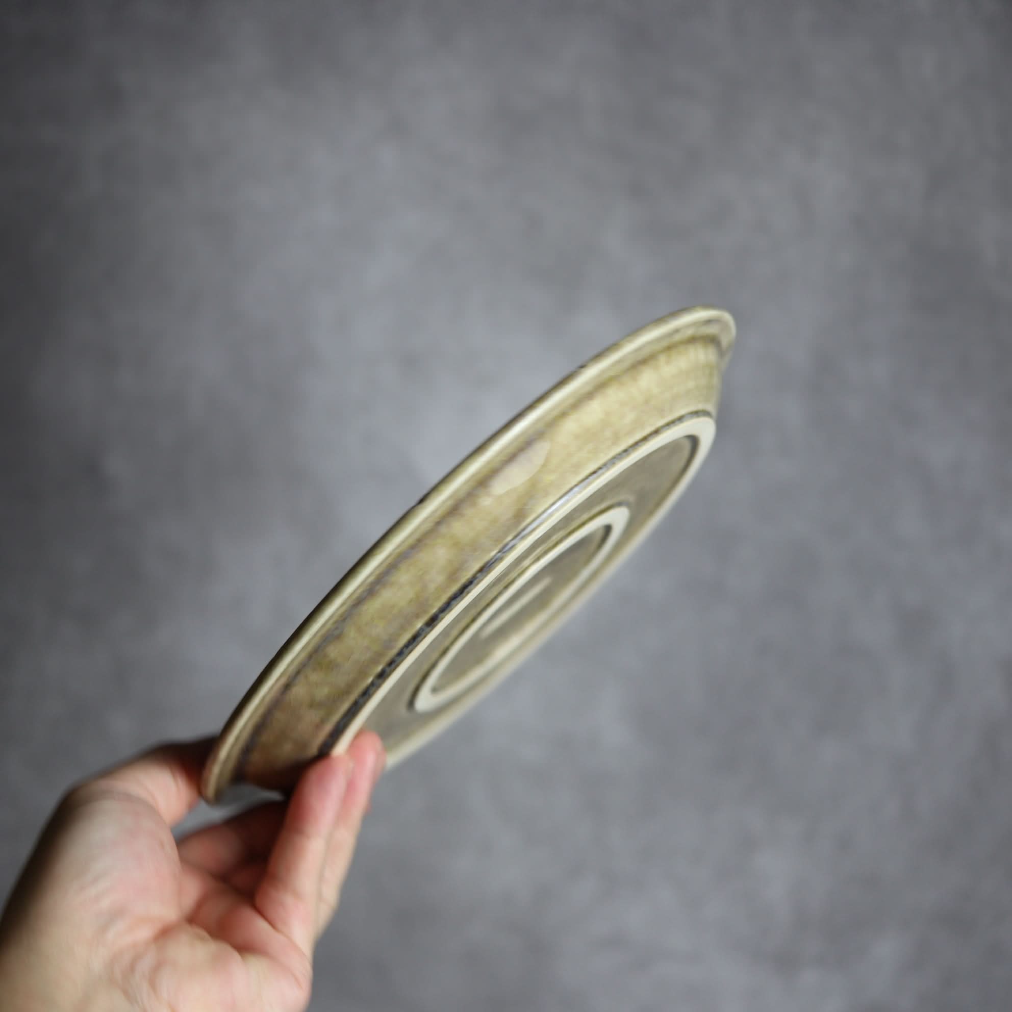 7寸プレート1 オリーブグリーン 縞 フラット やちむん 陶器 cerca やちむん 陶器.