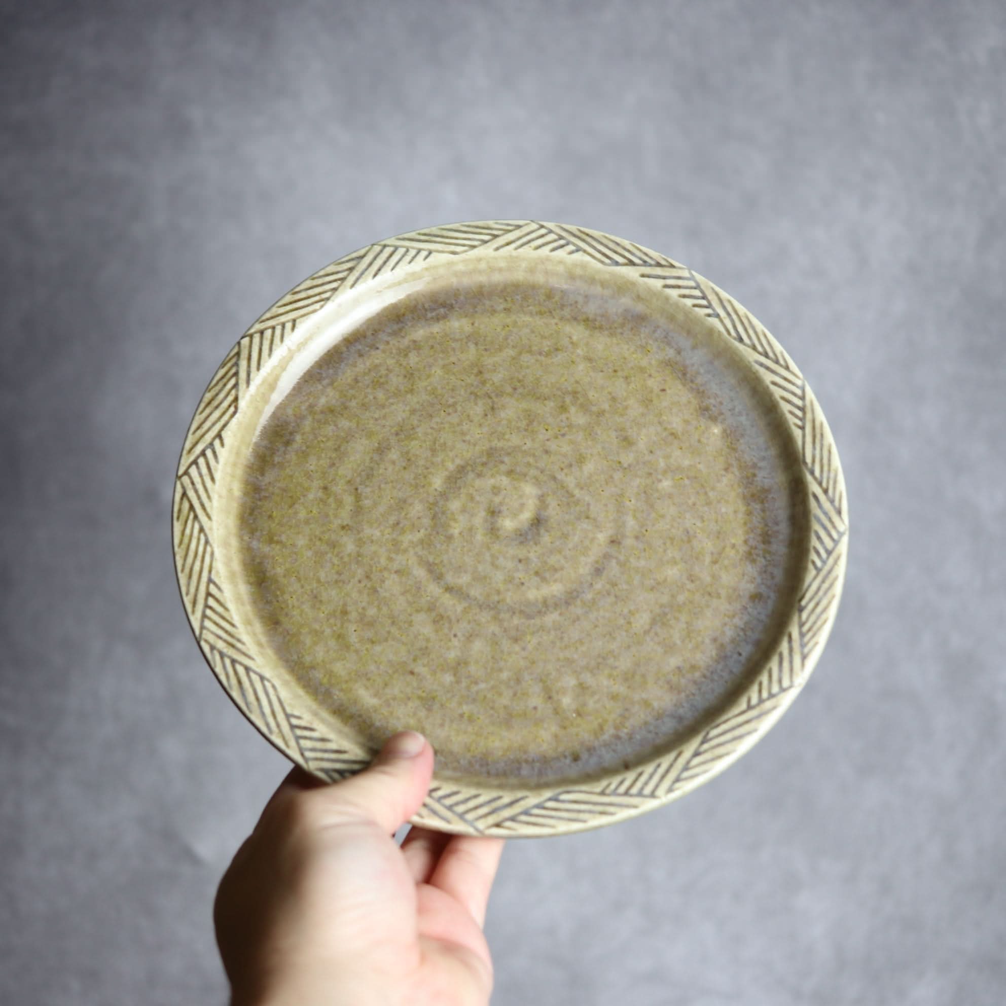 7寸プレート1 オリーブグリーン 縞 フラット やちむん 陶器 cerca やちむん 陶器.