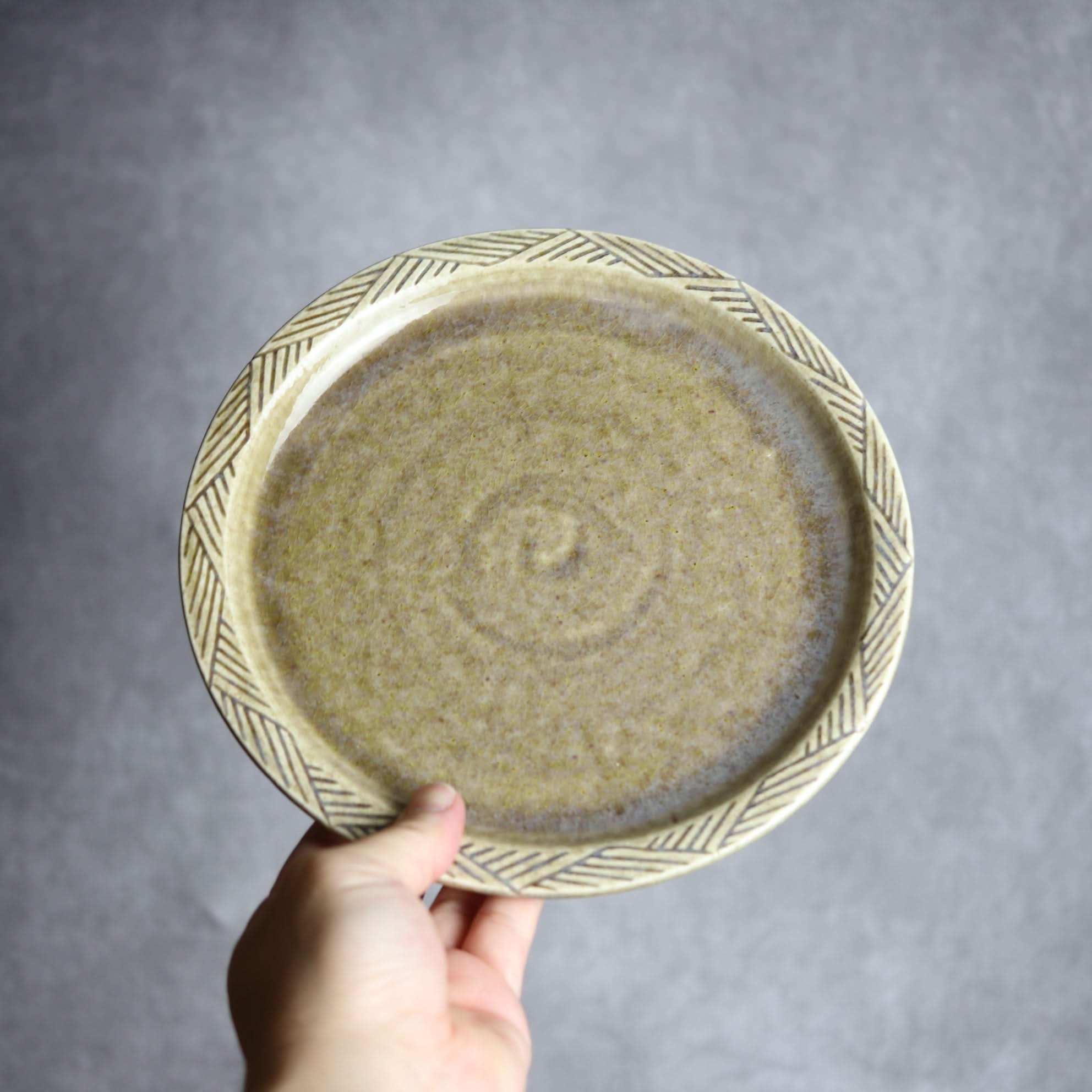 7寸プレート1 オリーブグリーン 縞 フラット やちむん 陶器 cerca やちむん 陶器.