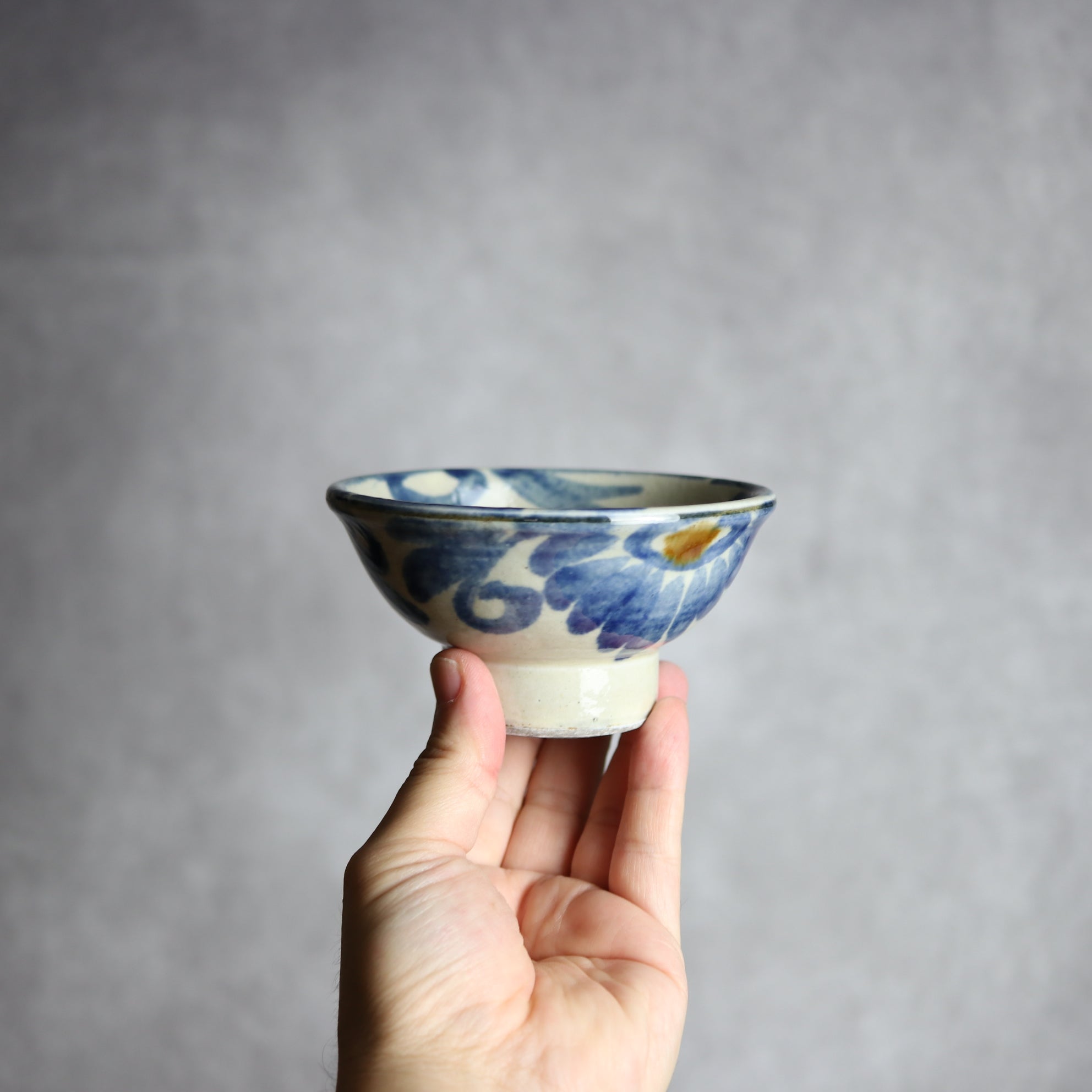 茂生窯 - 3.5寸マカイ3 飴 呉須釉 菊唐草 やちむん 陶器 茂生窯 - mundasui