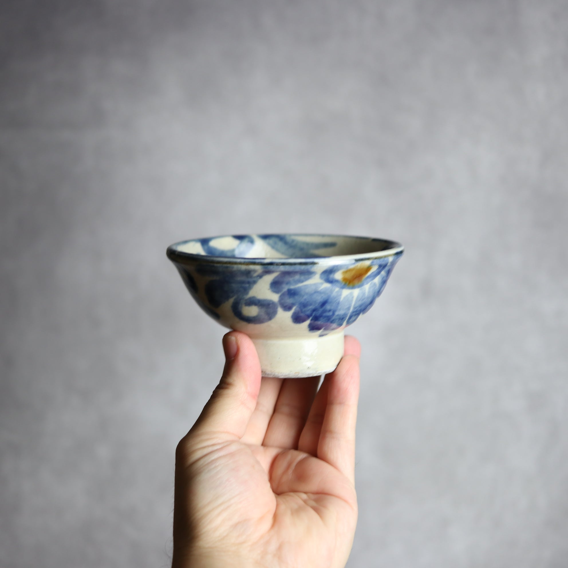 茂生窯 - 3.5寸マカイ3 飴 呉須釉 菊唐草 やちむん 陶器 茂生窯 - mundasui