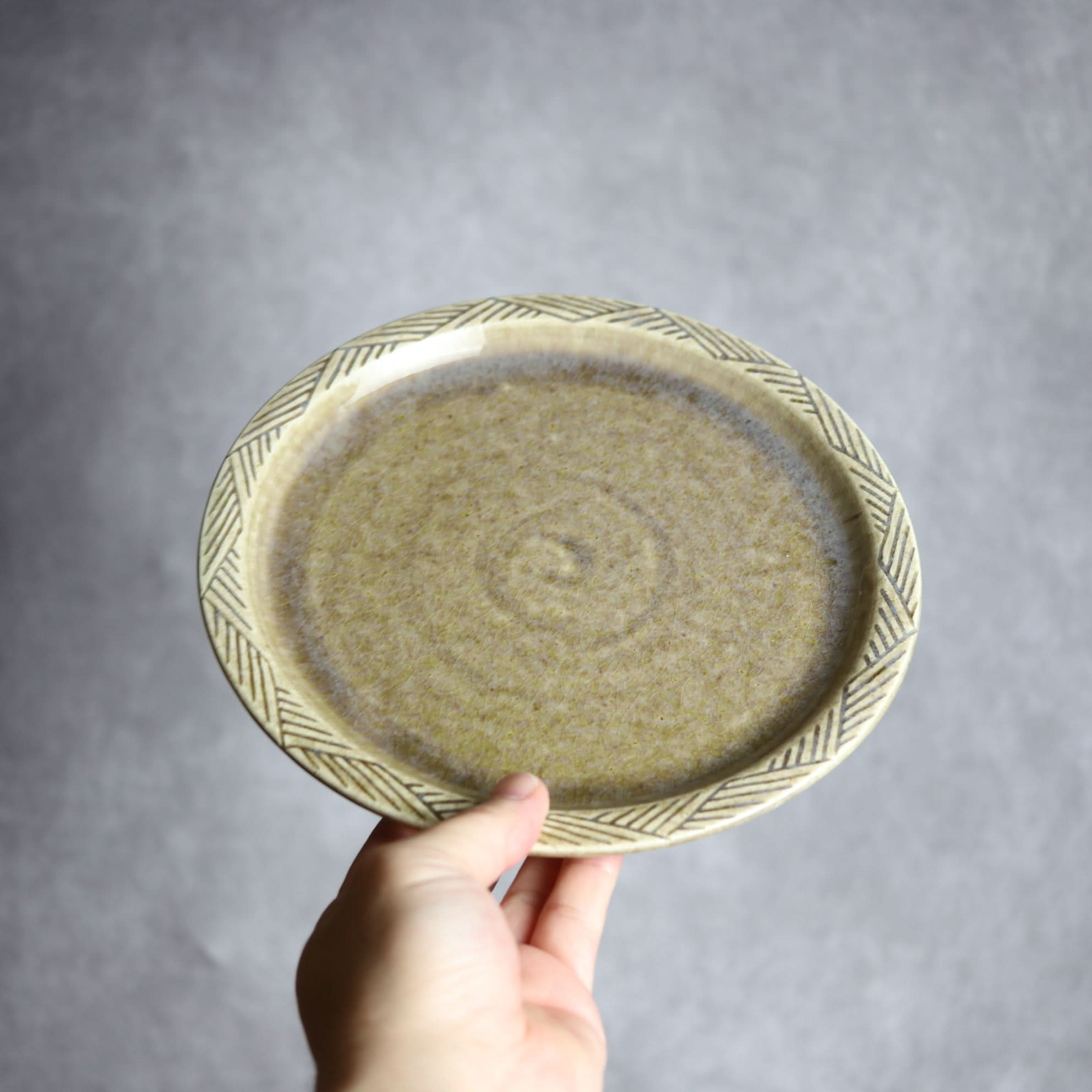 7寸プレート1 オリーブグリーン 縞 フラット やちむん 陶器 cerca やちむん 陶器.