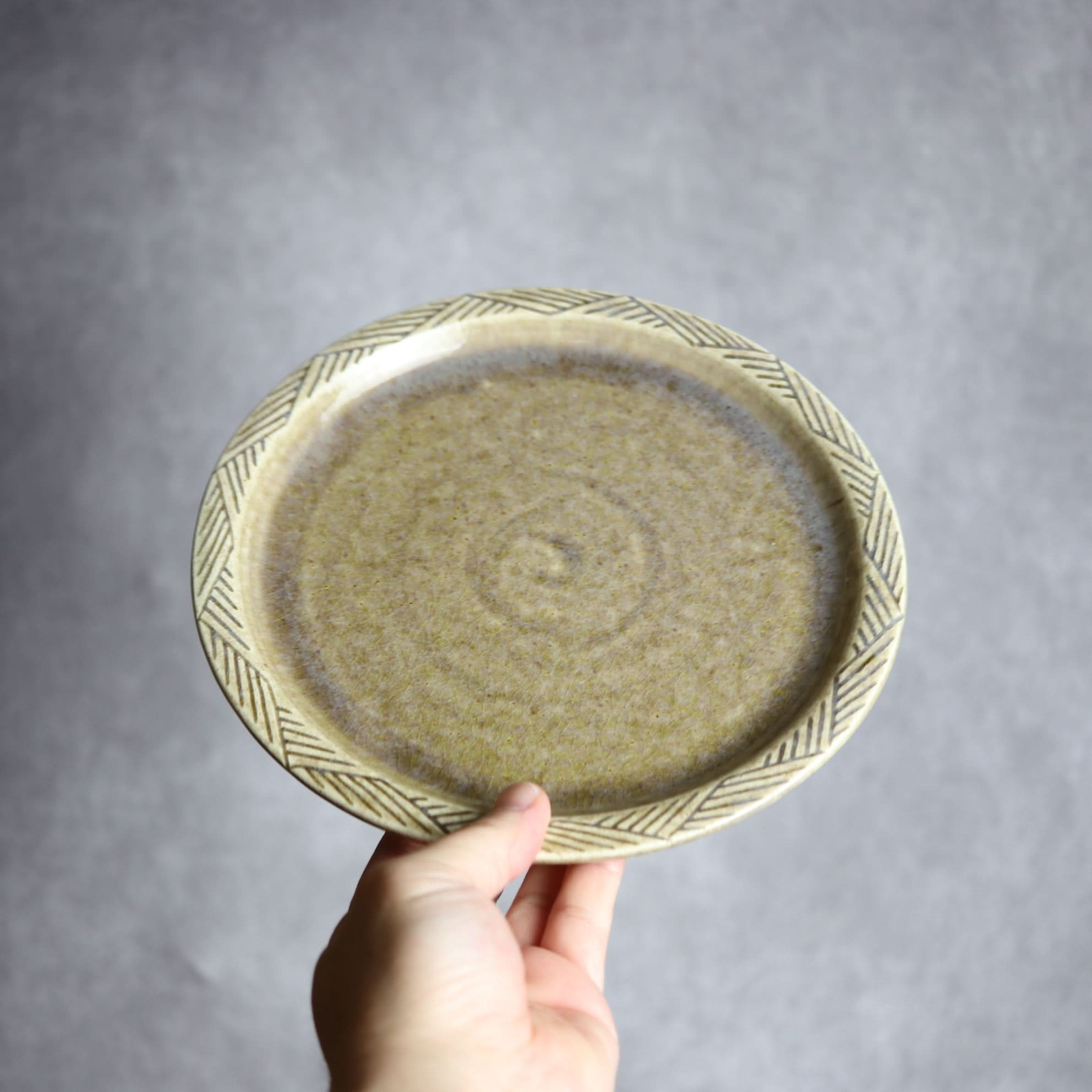 7寸プレート1 オリーブグリーン 縞 フラット やちむん 陶器 cerca やちむん 陶器.