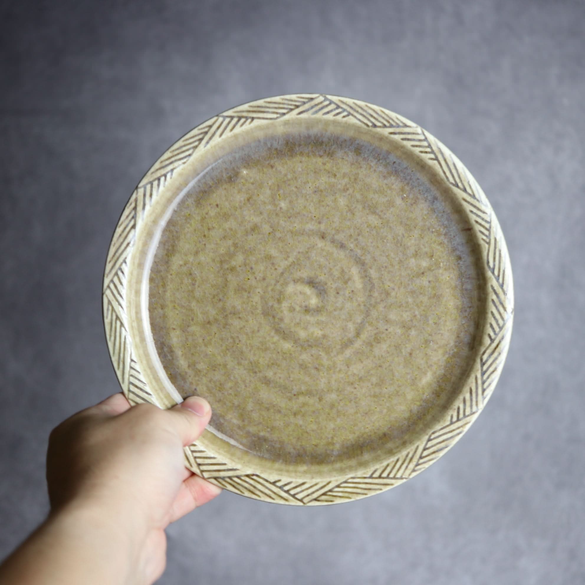 7寸プレート1 オリーブグリーン 縞 フラット やちむん 陶器 cerca やちむん 陶器.