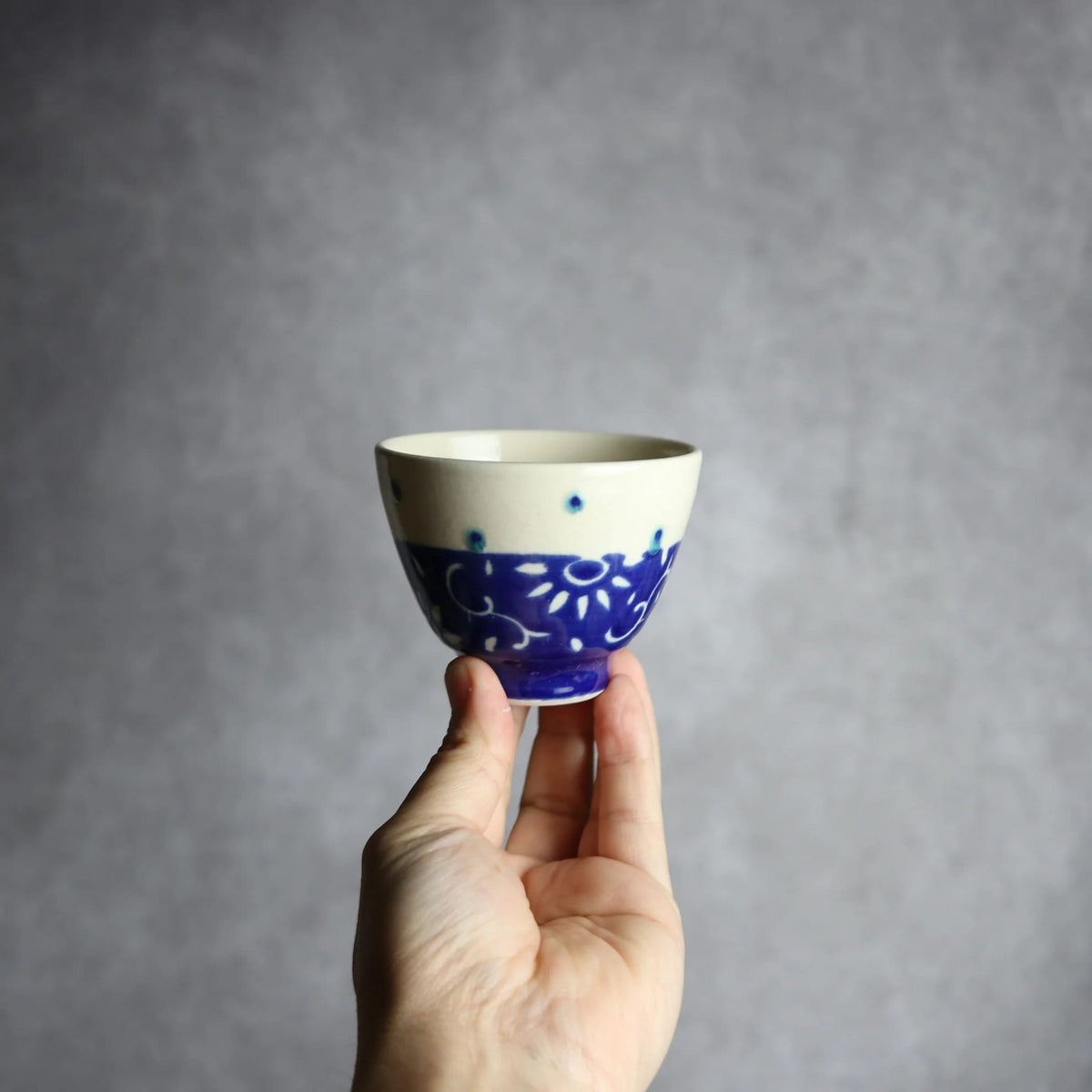 丸湯呑 呉須釉 唐草 やちむん 陶器 高江洲陶磁器
