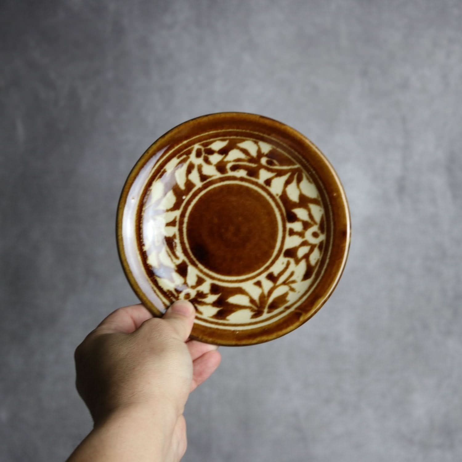 5寸皿 飴釉 蝋抜 菊紋唐草 やちむん 陶器 真南風工房 やちむん 陶器.