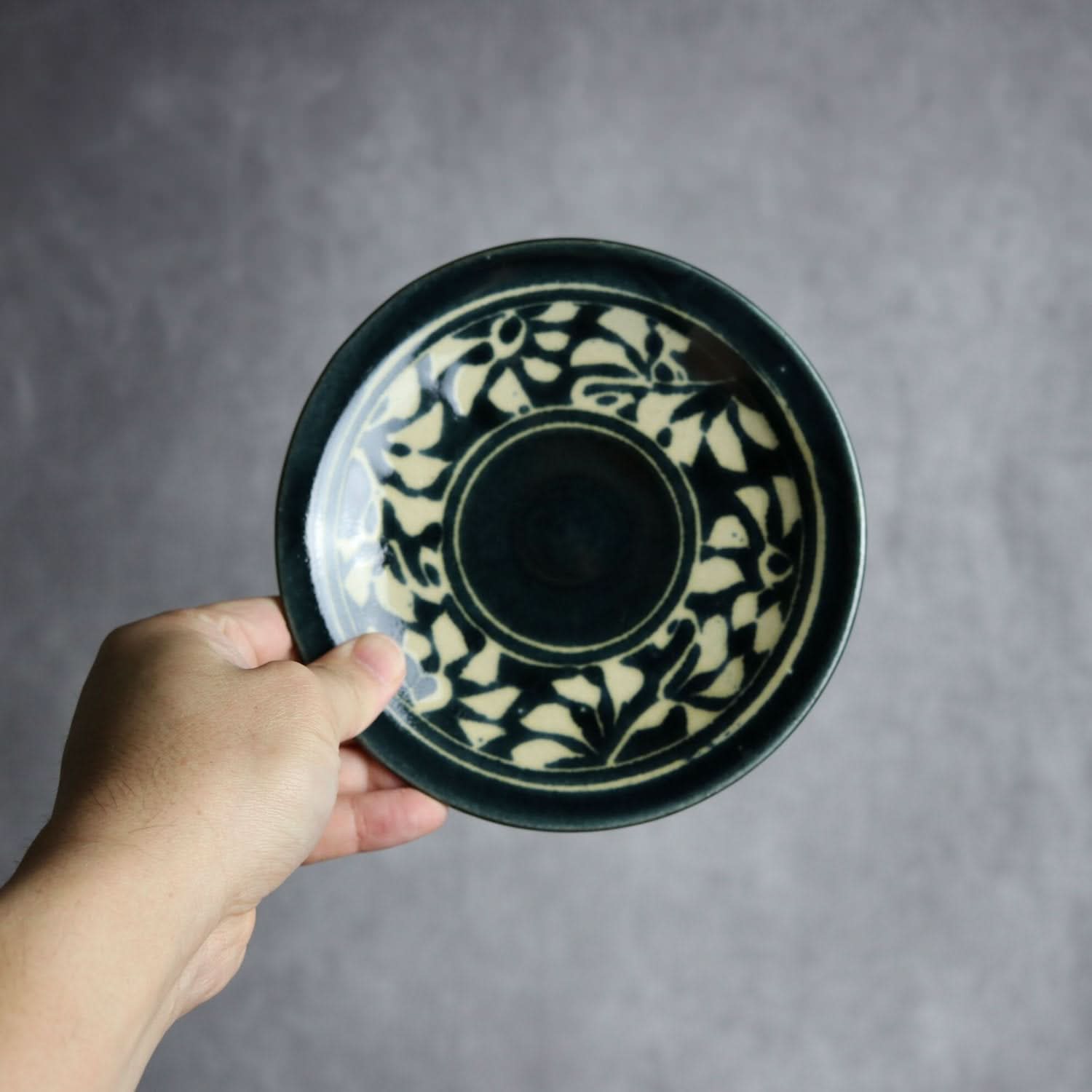 5寸皿 呉須釉 蝋抜 菊紋唐草 やちむん 陶器 真南風工房 やちむん 陶器.