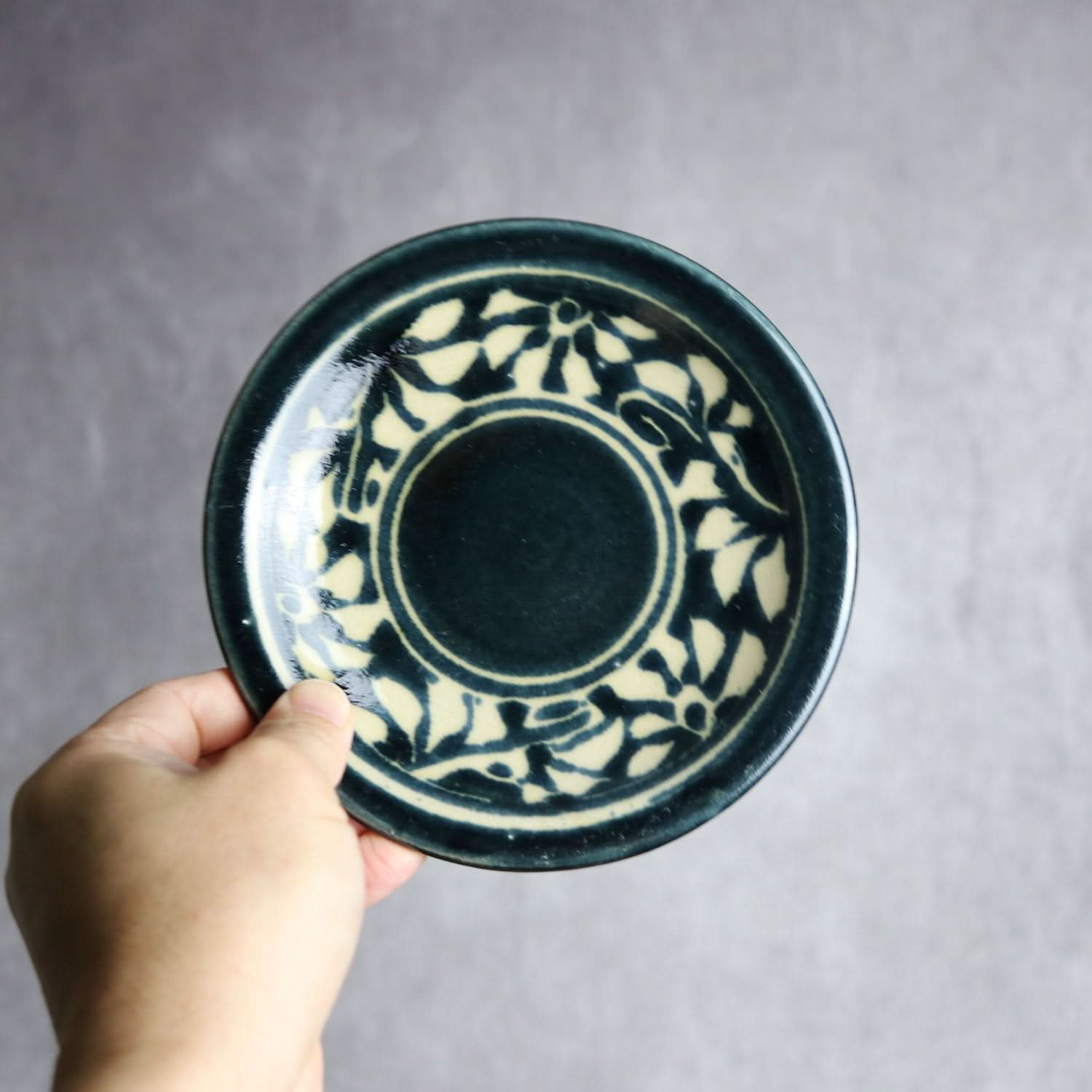 5寸皿 呉須釉 蝋抜 菊紋唐草 やちむん 陶器 真南風工房 やちむん 陶器.